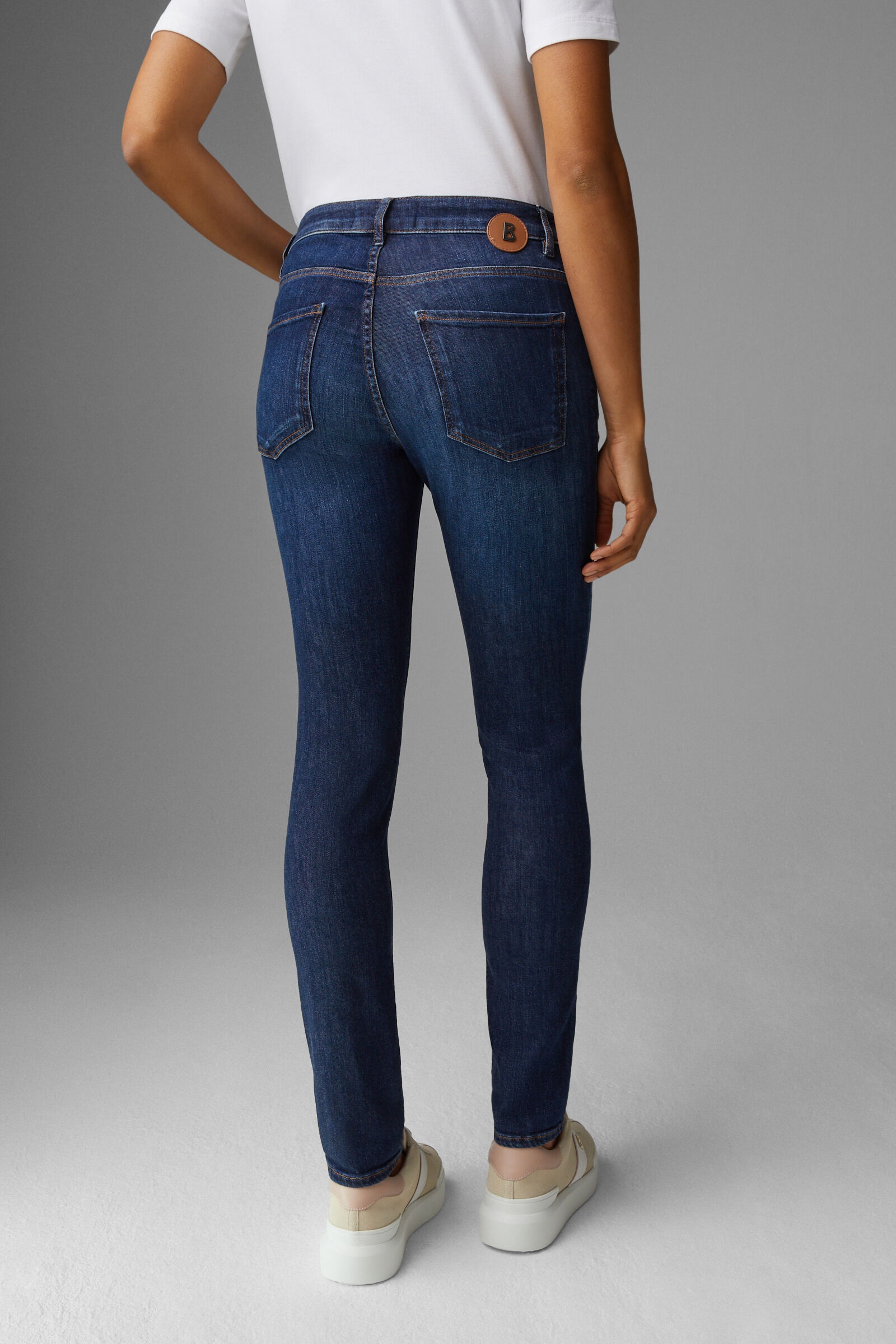 Bridget Girlfriend Fit Jeans in Dark denim blue - 3