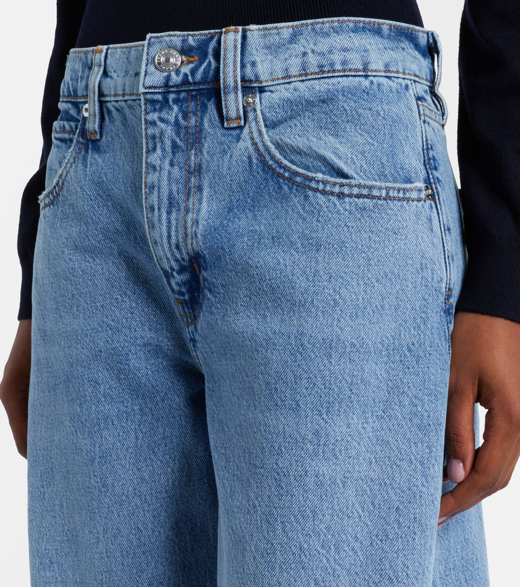 Low Slung mid-rise barrel-leg jeans - 4