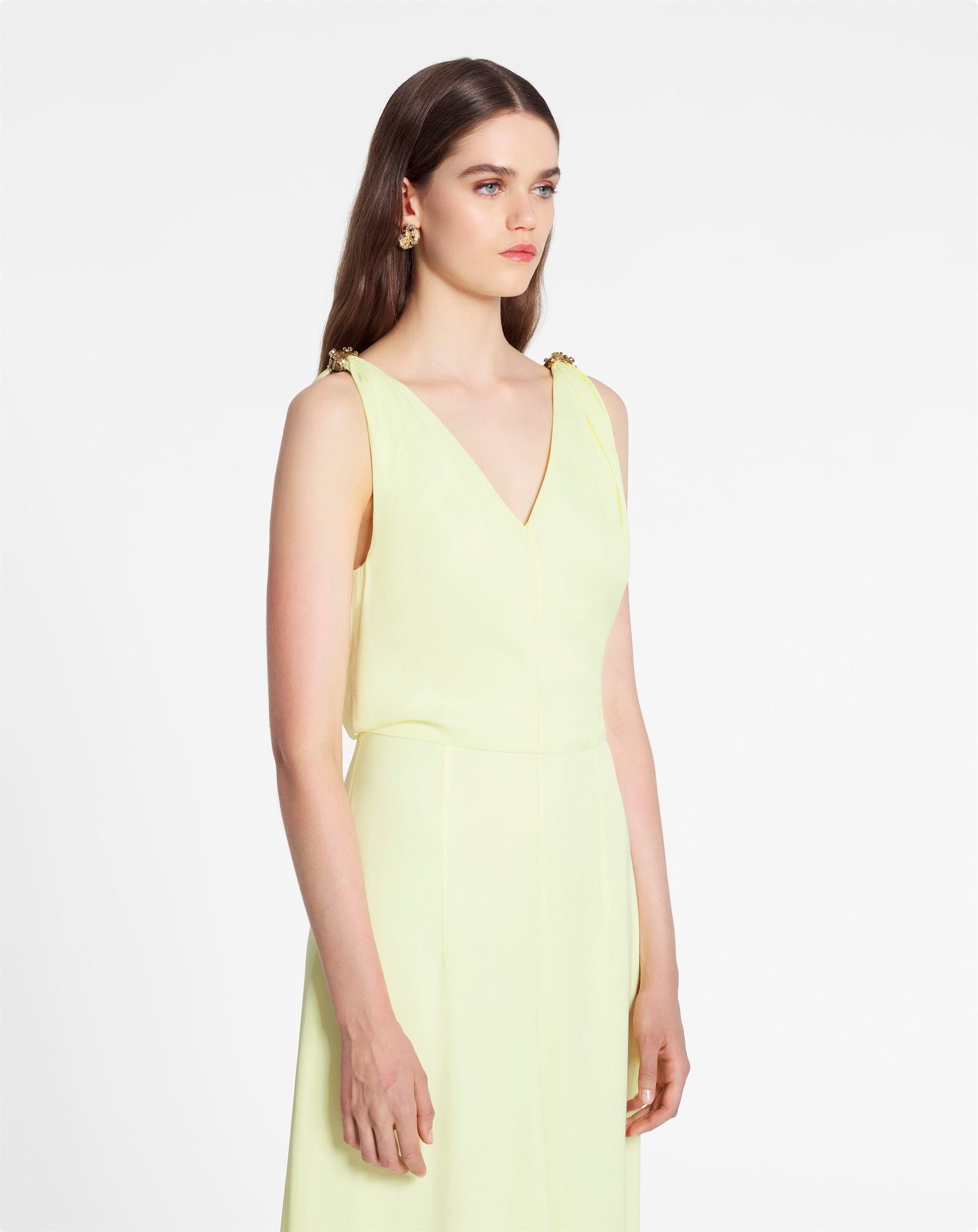 SLEEVLESS V NECK FLARE MIDI DRESS IN SATIN - 3