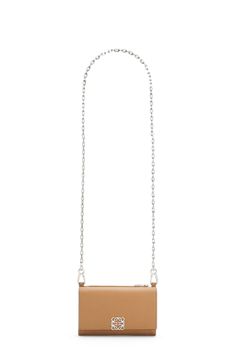 Anagram wallet on chain in pebble grain calfskin 4