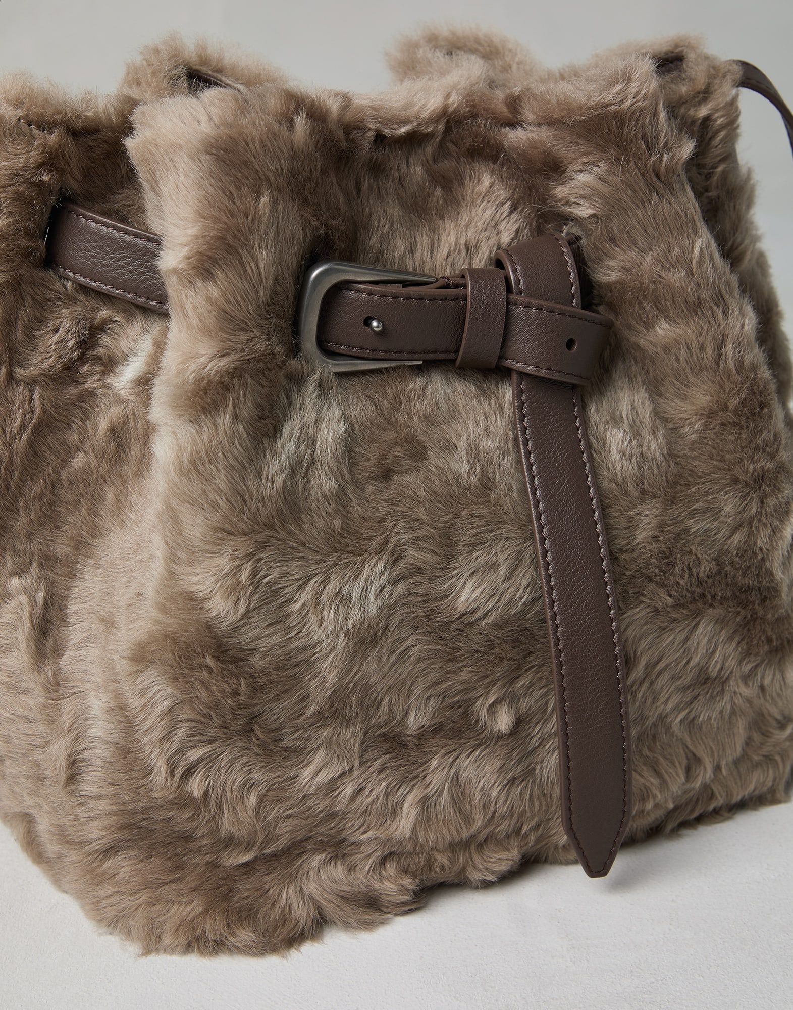 Sartorial bucket bag in frosty-effect shearling - 3