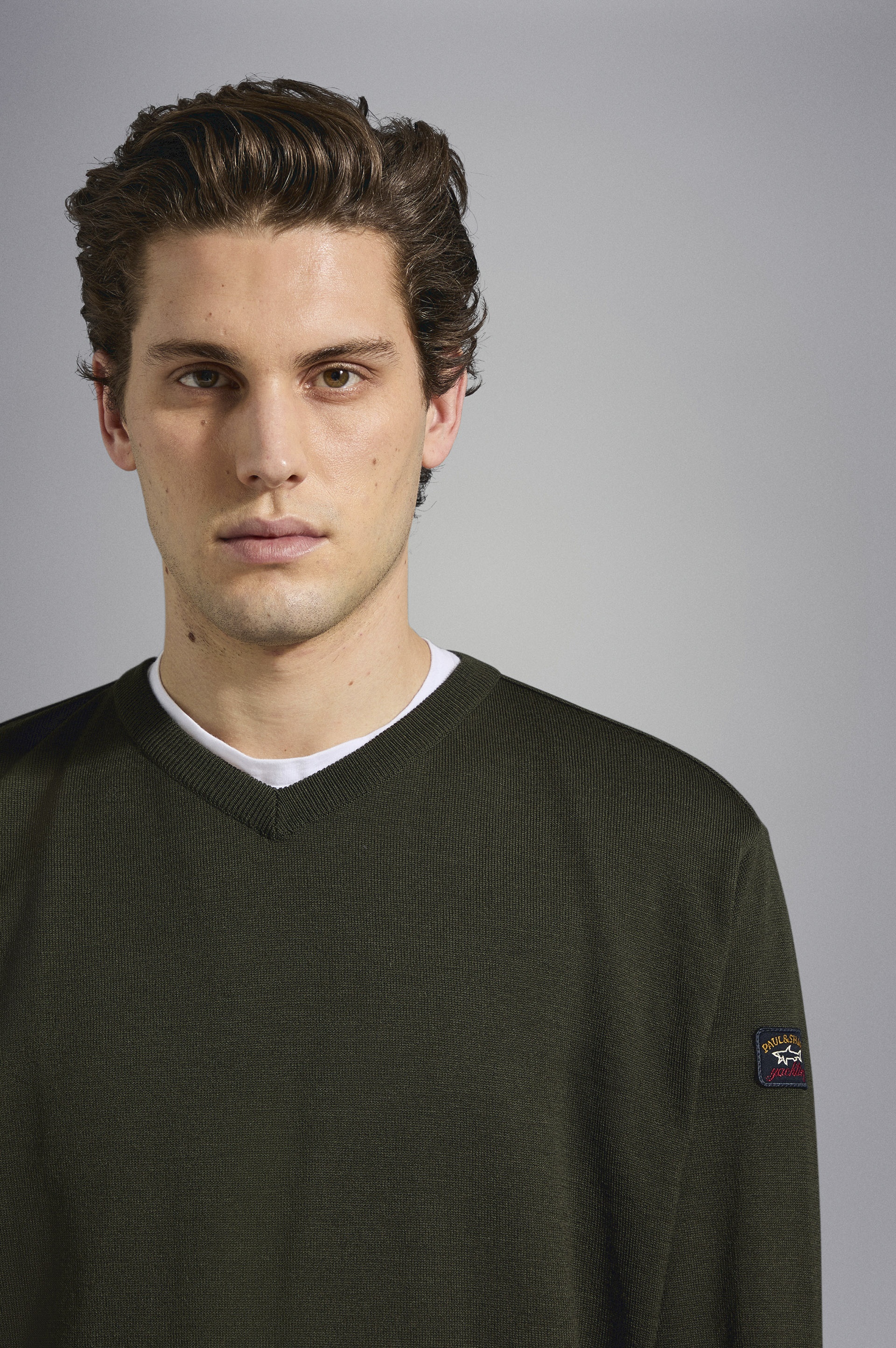 MERINO WOOL V-NECK WITH ICONIC BADGE - 4