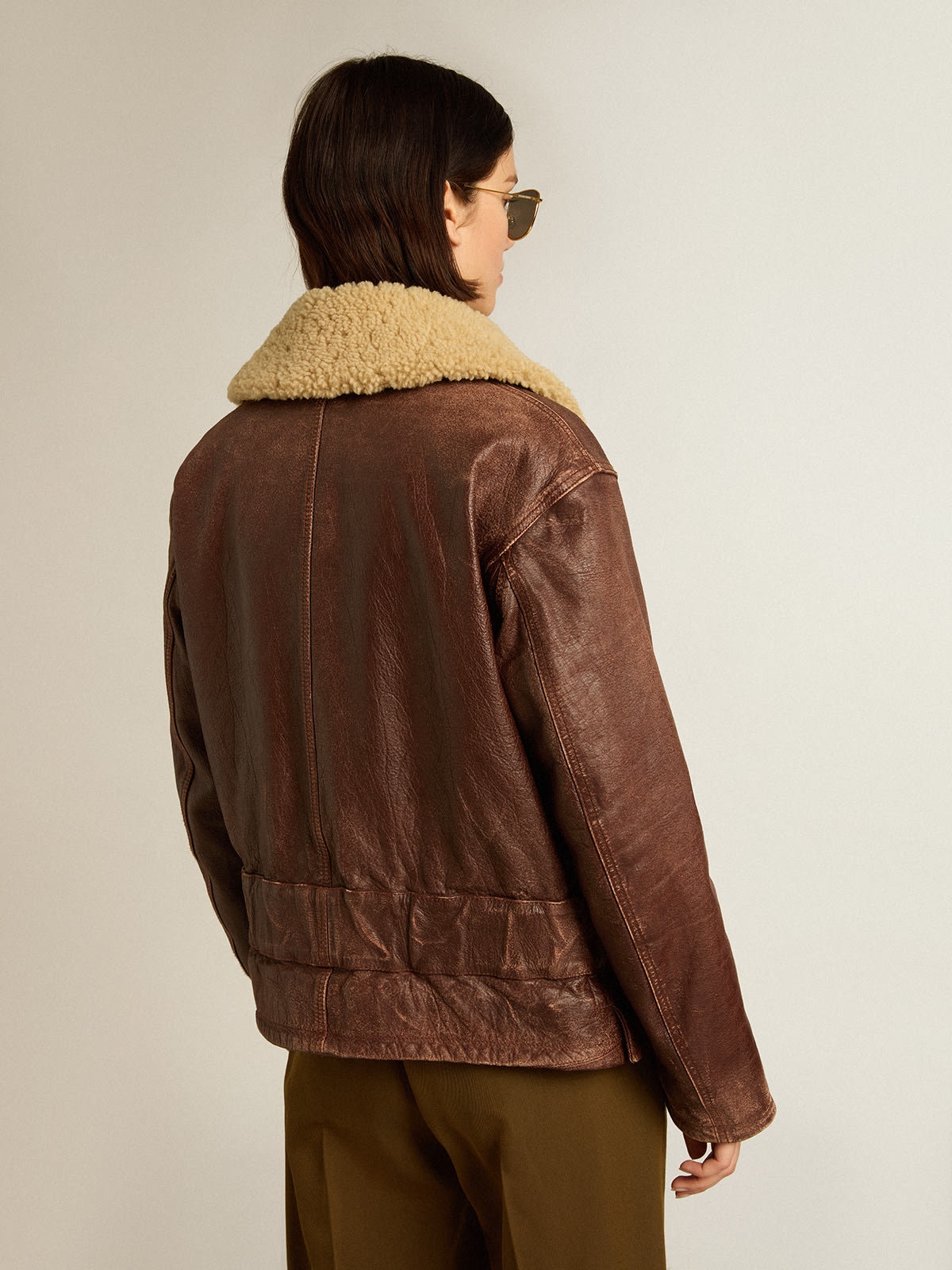 Wood-colored jacket with detachable shearling collar - 4