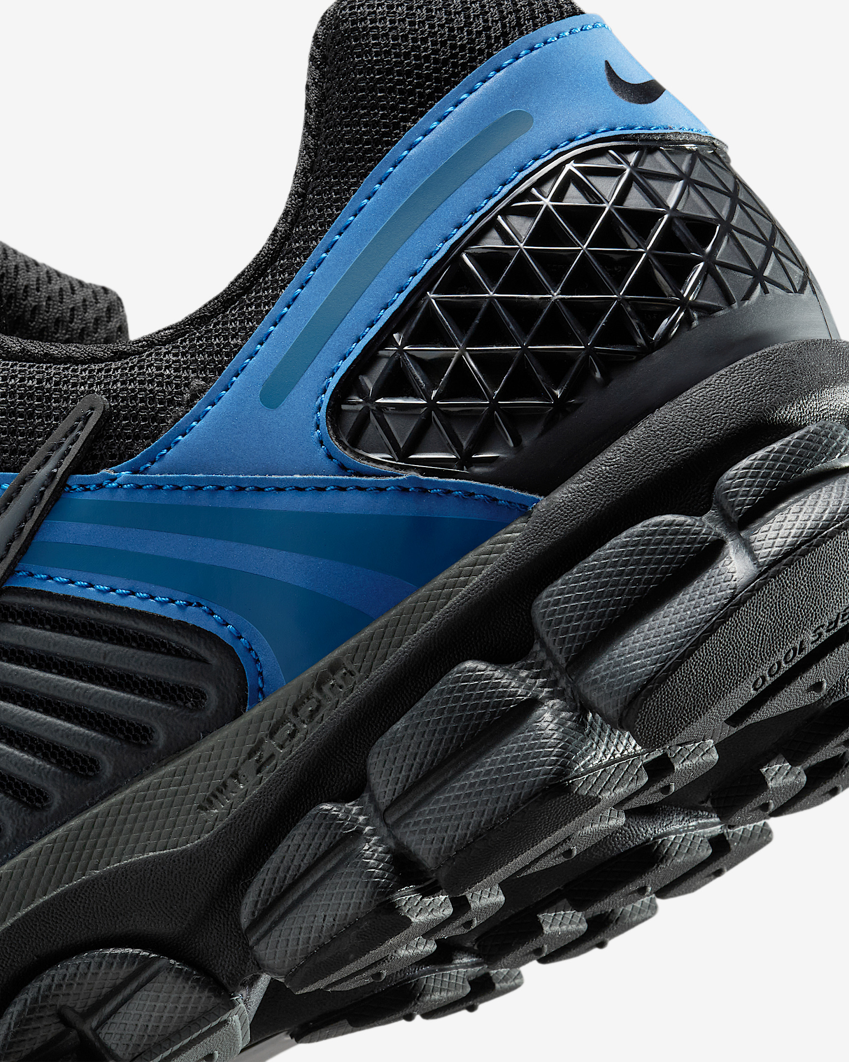 Nike Zoom Vomero 5 SE Men's Shoes with Reflective Accents - 8