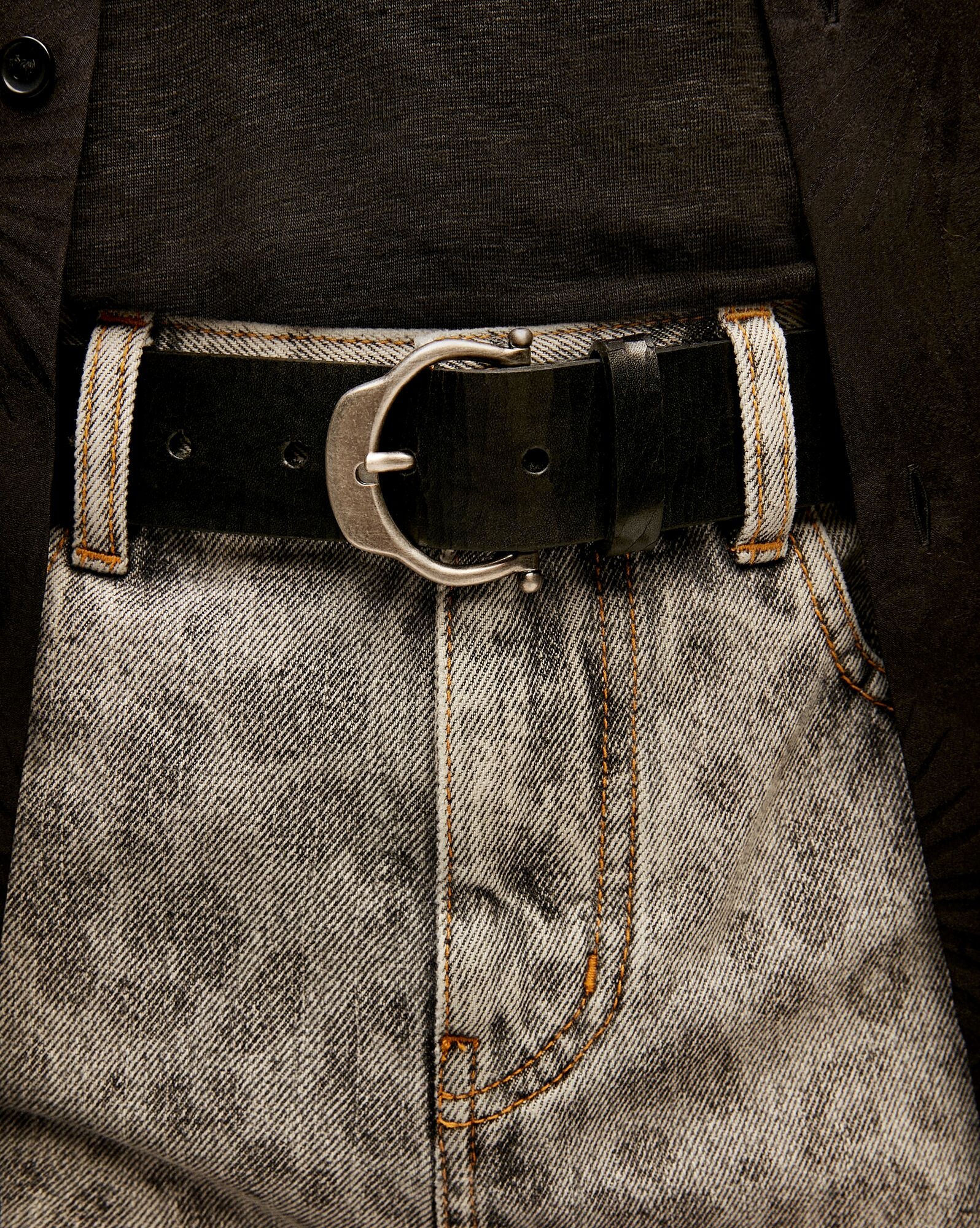 horseshoe buckle belt in crackled leather - 2