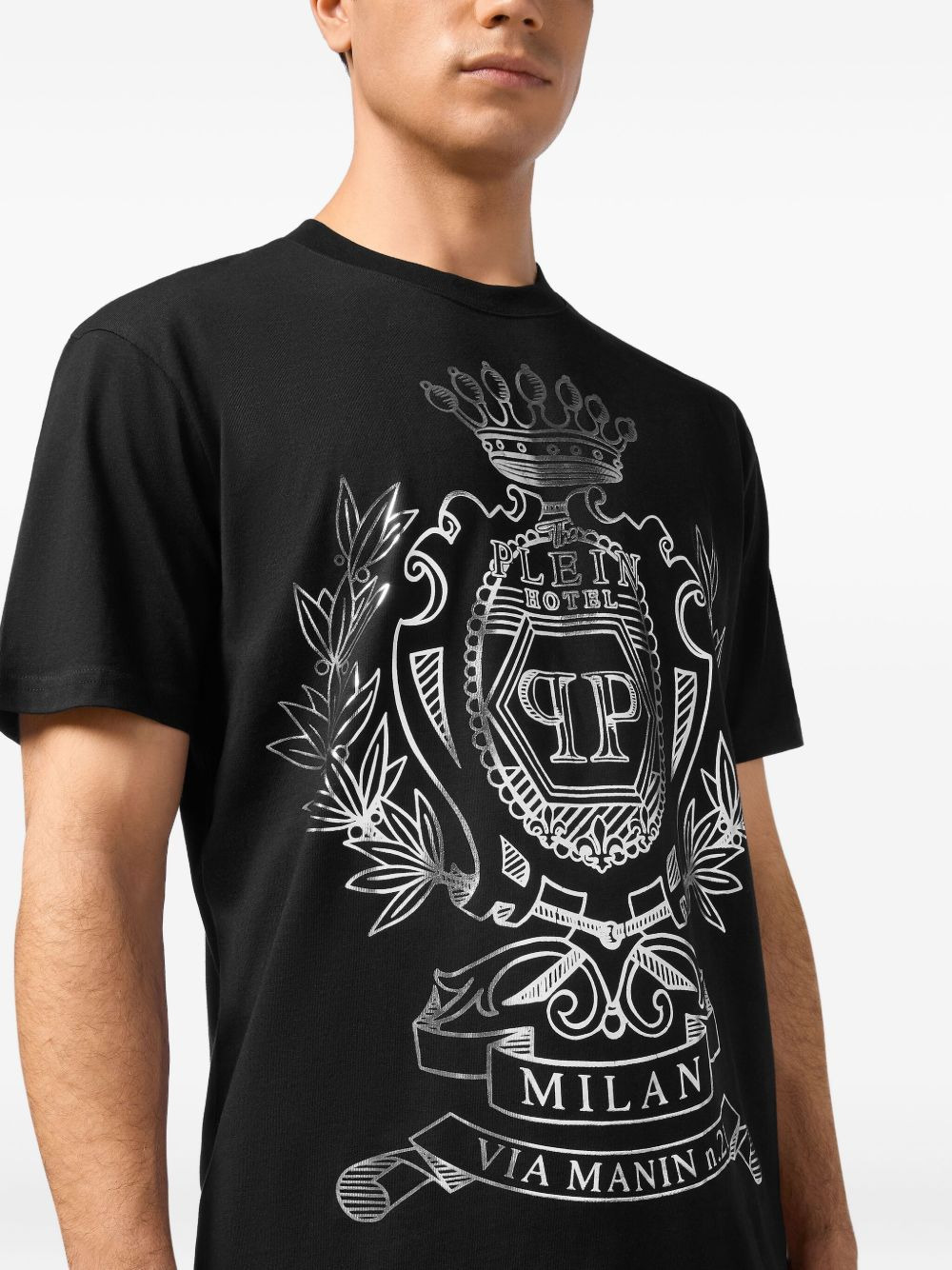 crest-embellished T-shirt - 4