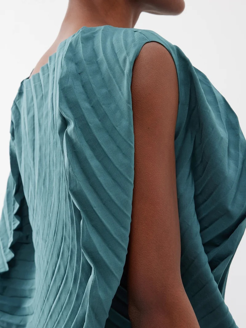 ISSEY MIYAKE Resonant Pleats asymmetric top | matchesfashion 
