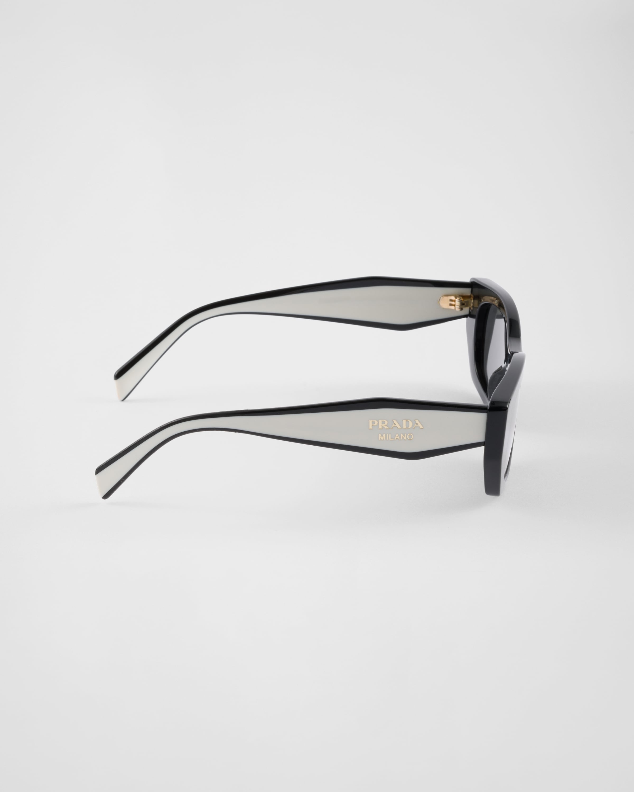 Sunglasses with the Prada logo - 4