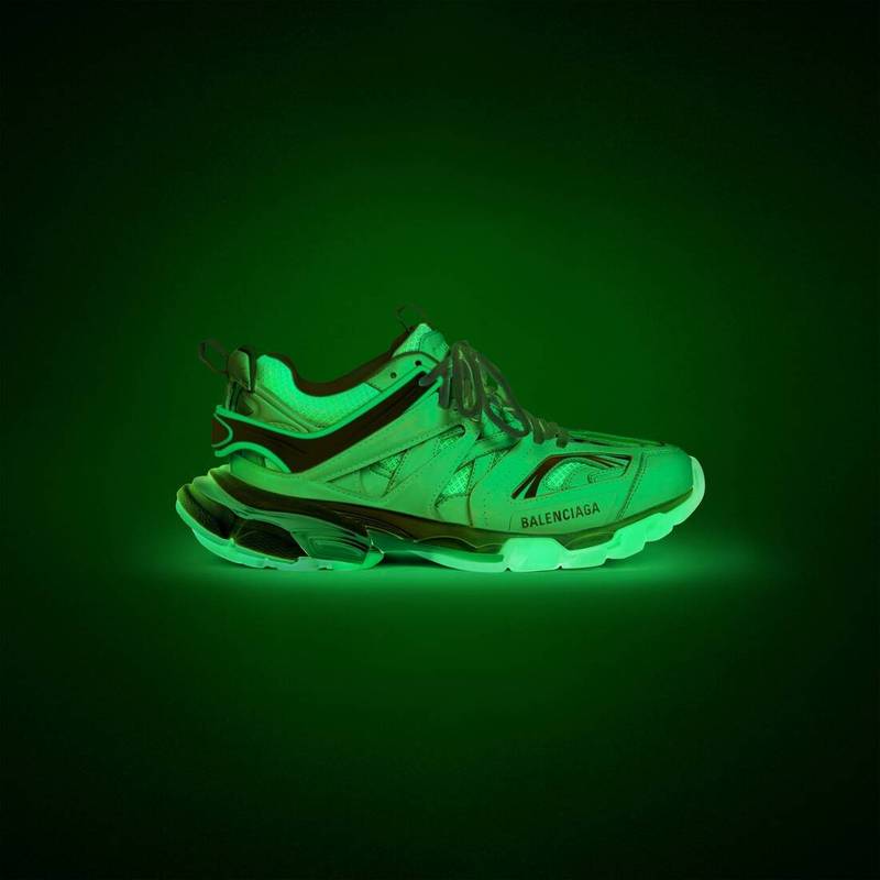 BALENCIAGA Men's Glow 에 The Dark Track Sneaker 에 화이트 outlook