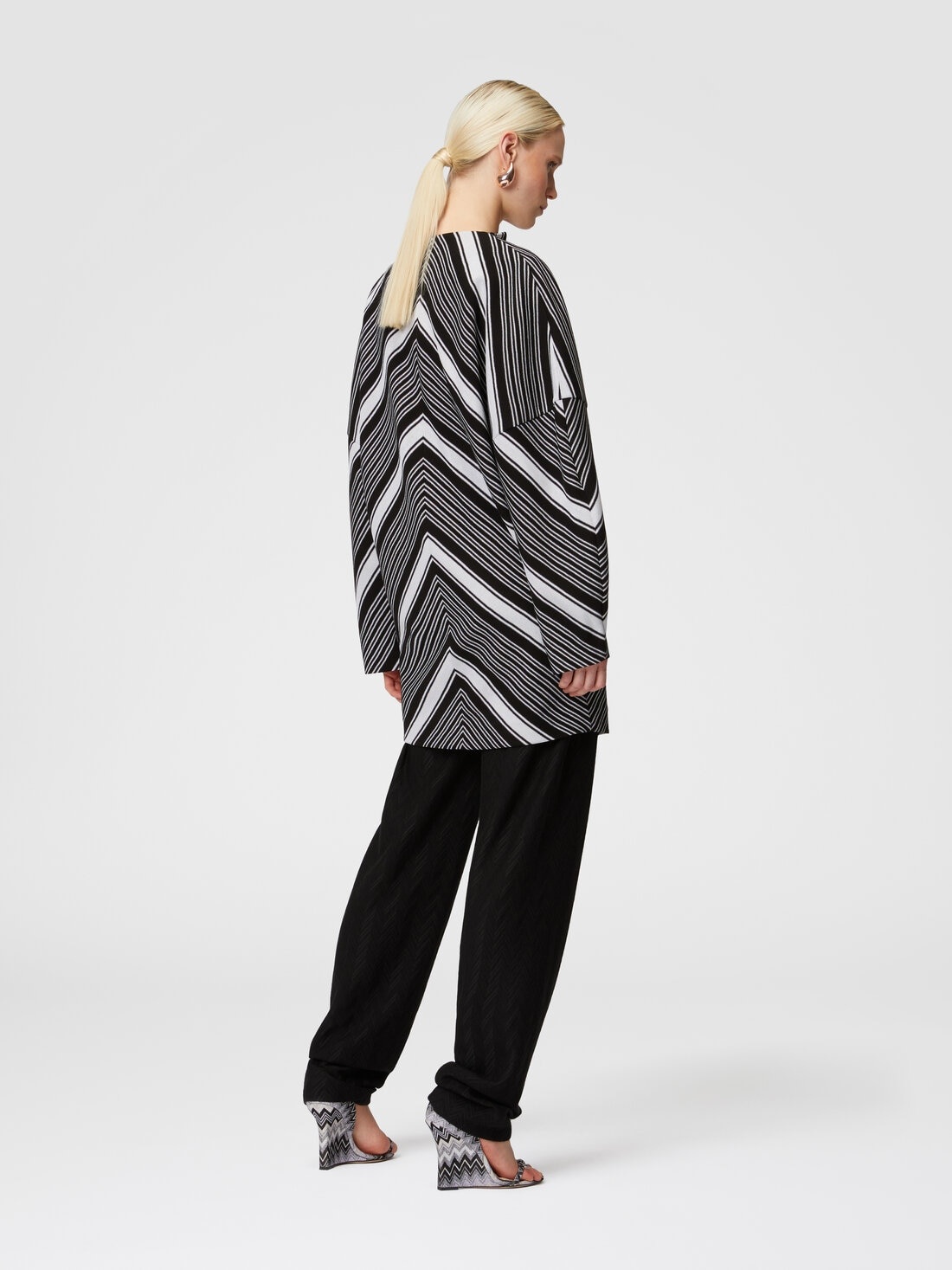 Mini-dress with oversized sleeves and plunging V-neckline - 3