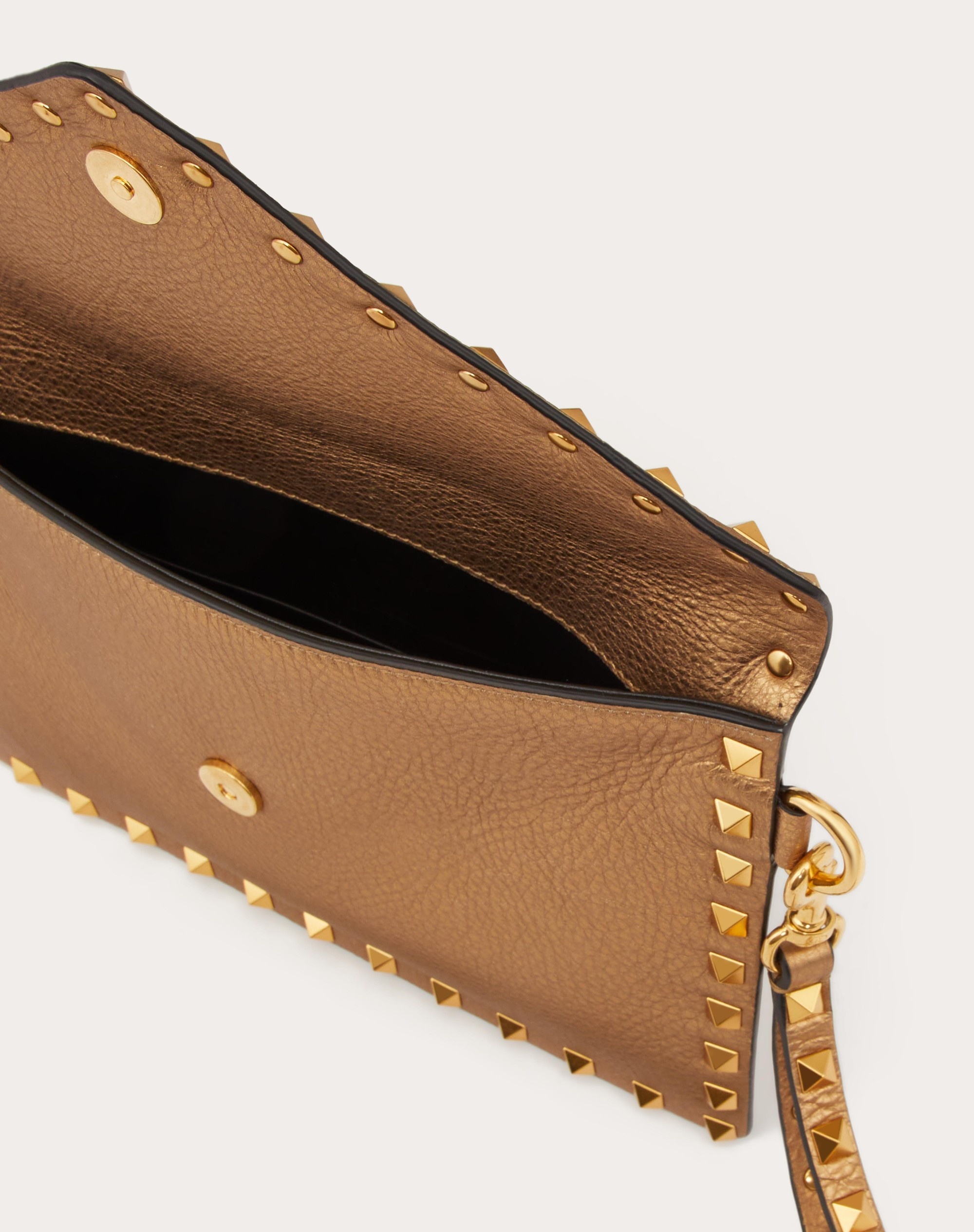 ROCKSTUD METALLIC GRAINY CALFSKIN POUCH - 7