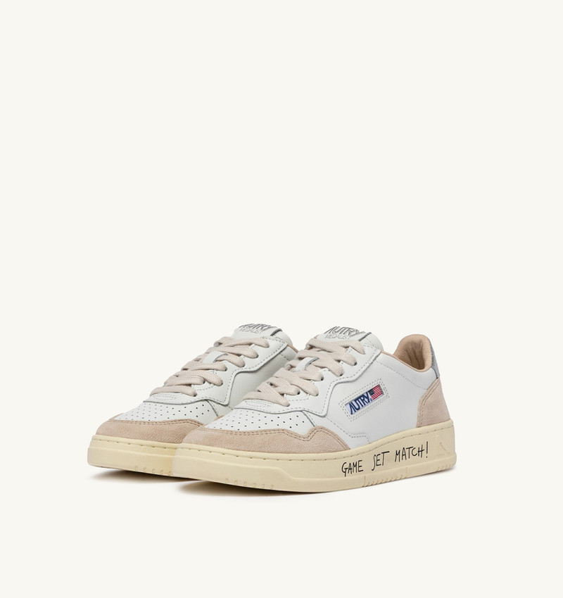 AUTRY MEDALIST LOW SNEAKERS IN WHITE AND SILVER LEATHER AND SUEDE WITH LETTERING outlook