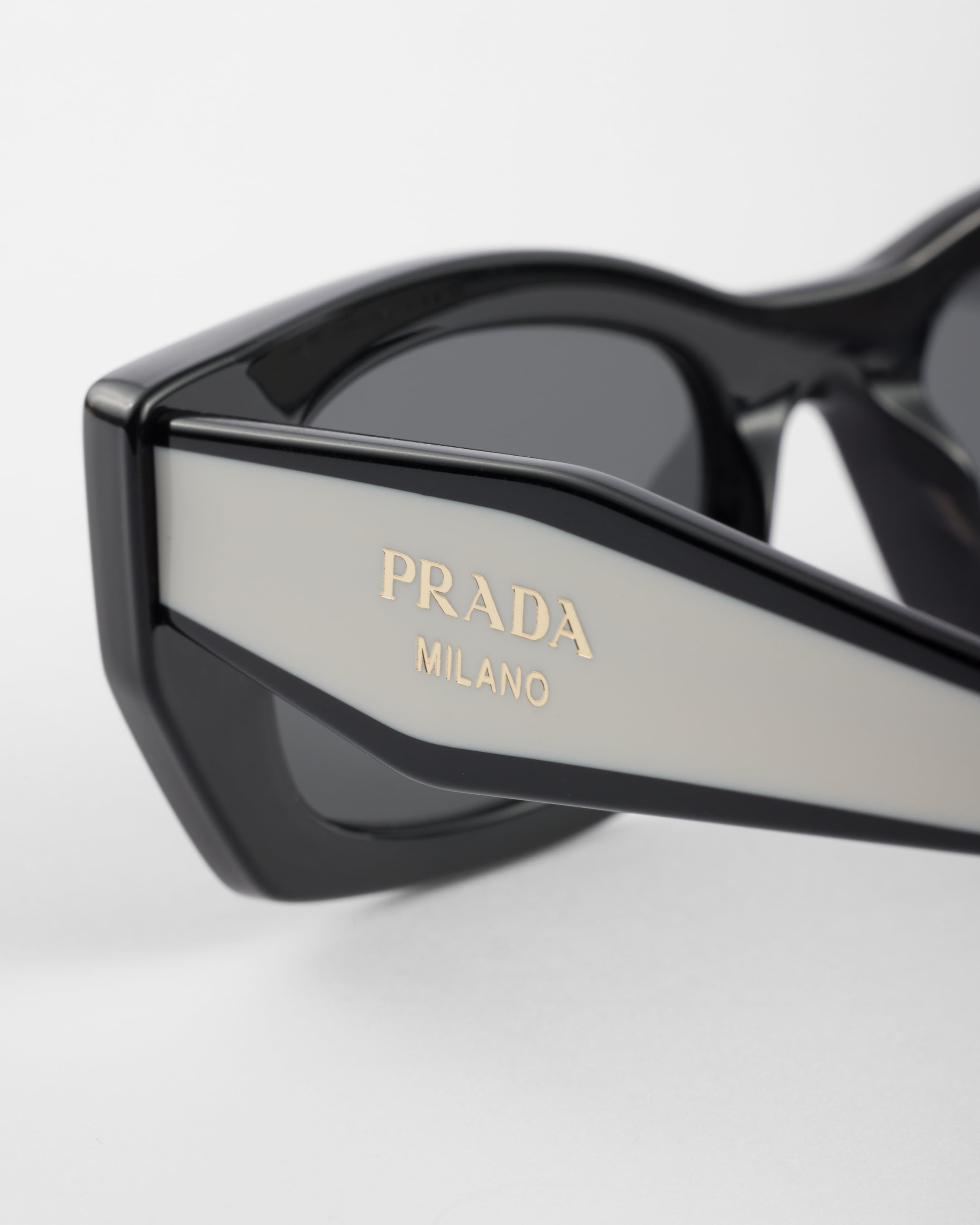 Sunglasses with the Prada logo - 5