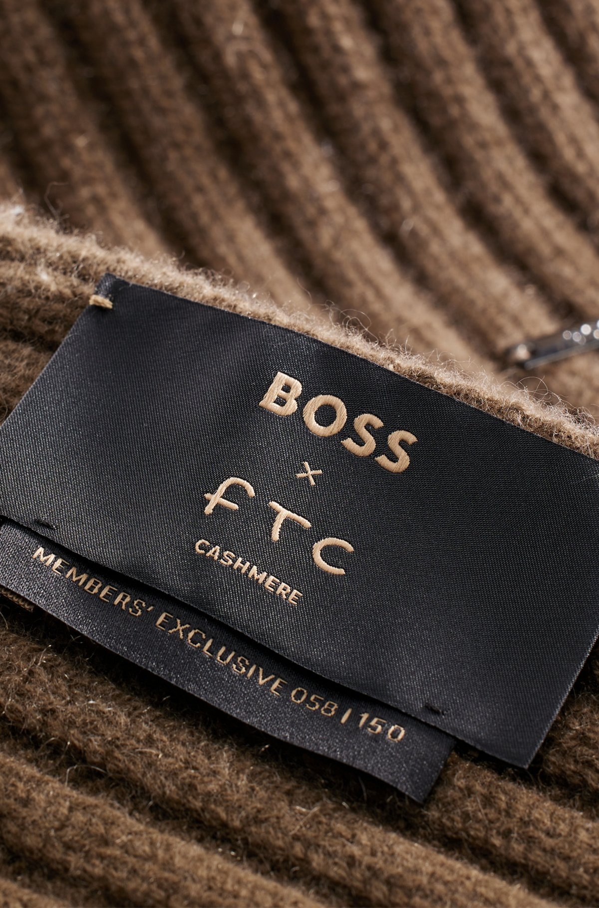 RIB-KNIT CASHMERE SCARF WITH METAL LOGO PLAQUE - 5