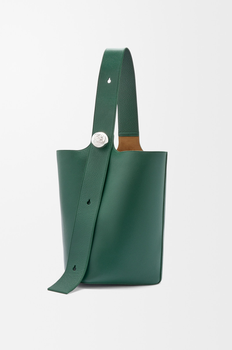 Large Pebble bucket in supple grained calfskin 1