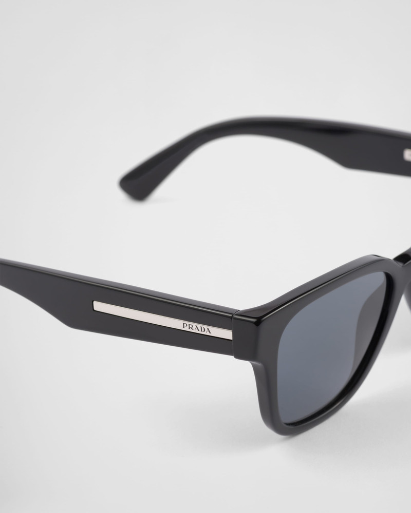 Sunglasses with iconic metal plaque 5