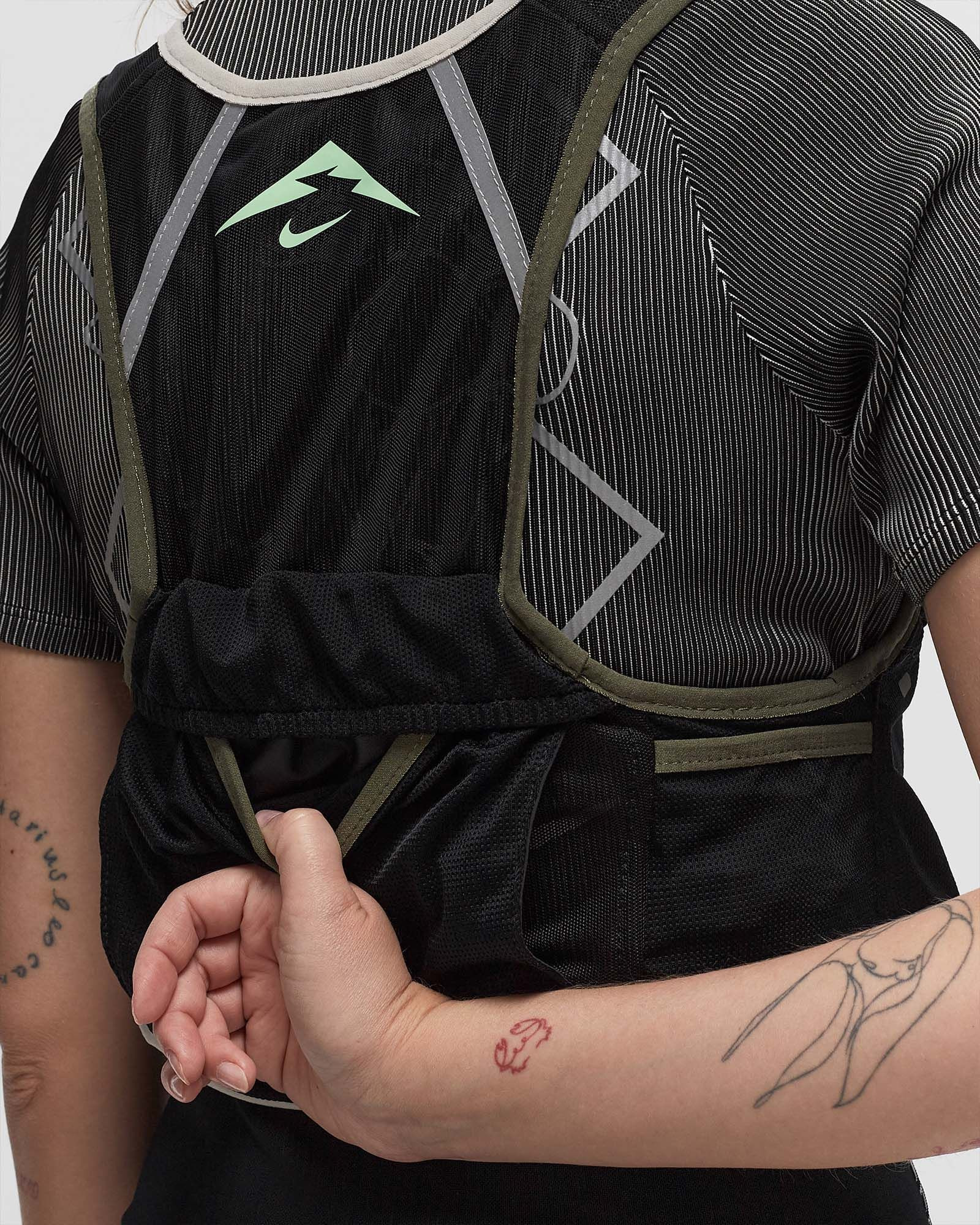 NIKE W TRAIL VEST 2.0 - 5