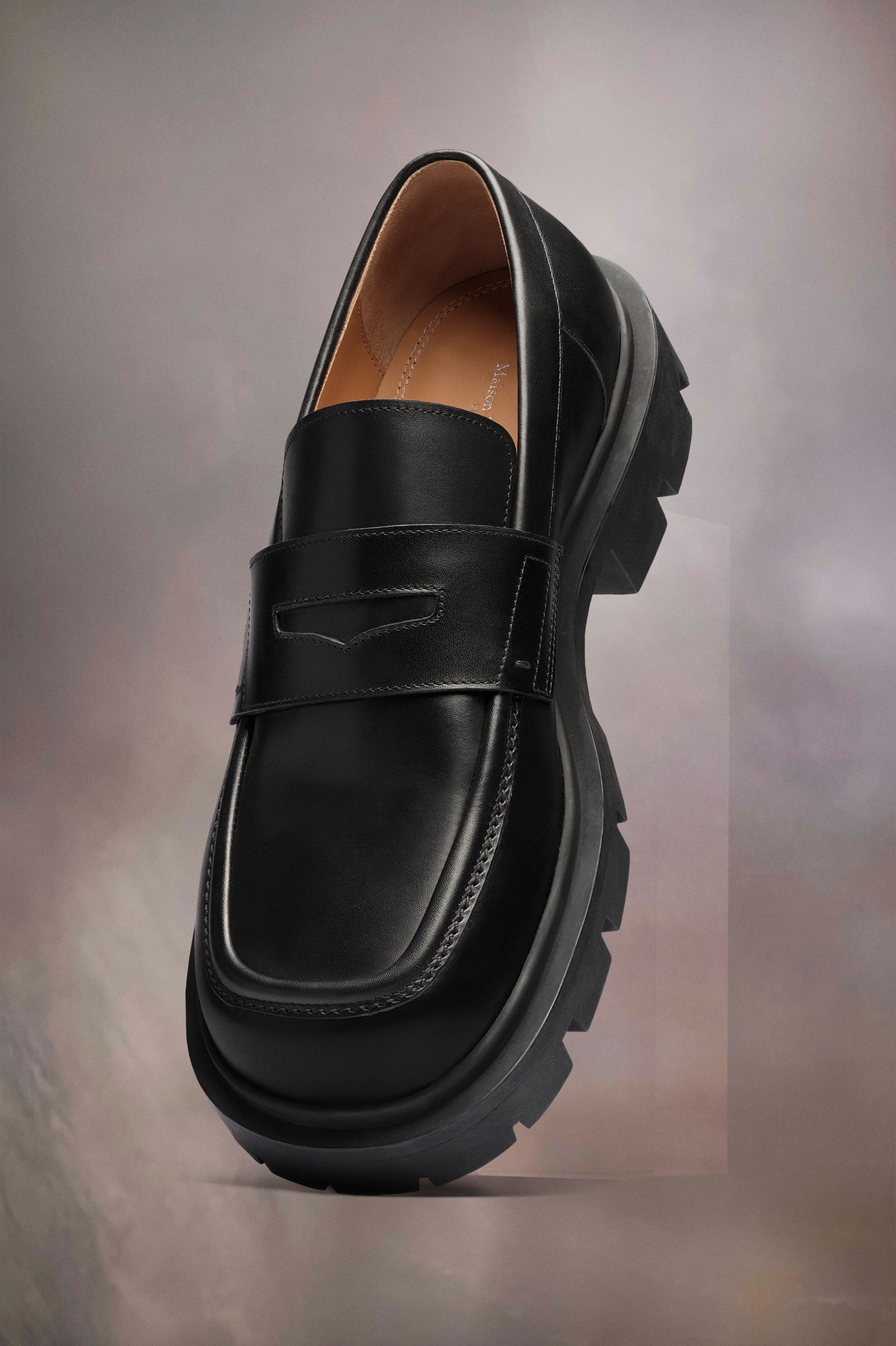 【関税込み】Maison Margiela ブラック＆タン Ivy ローファー Maison Margiela Ivy Leather Loafers | Black | FARFETCH