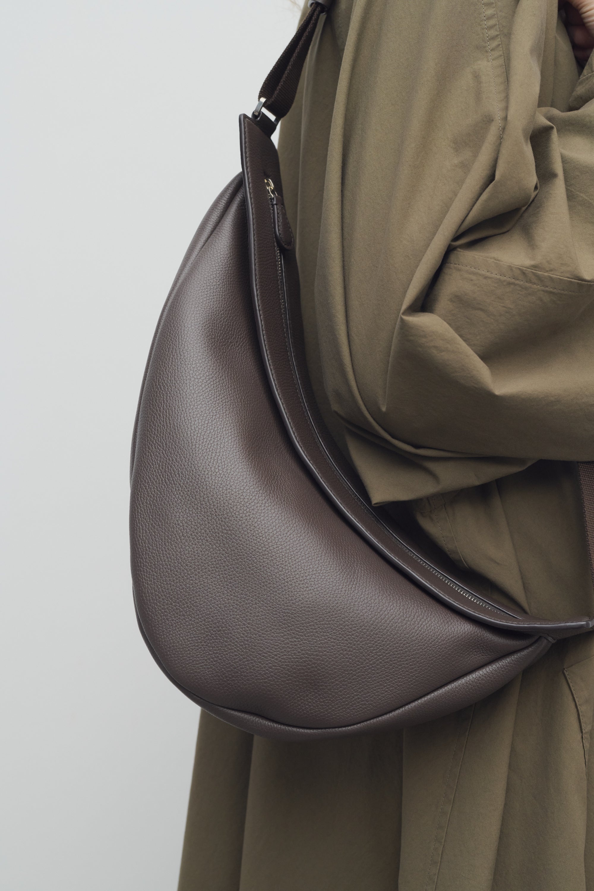 Large Slouchy Banana Bag in Leather - 4