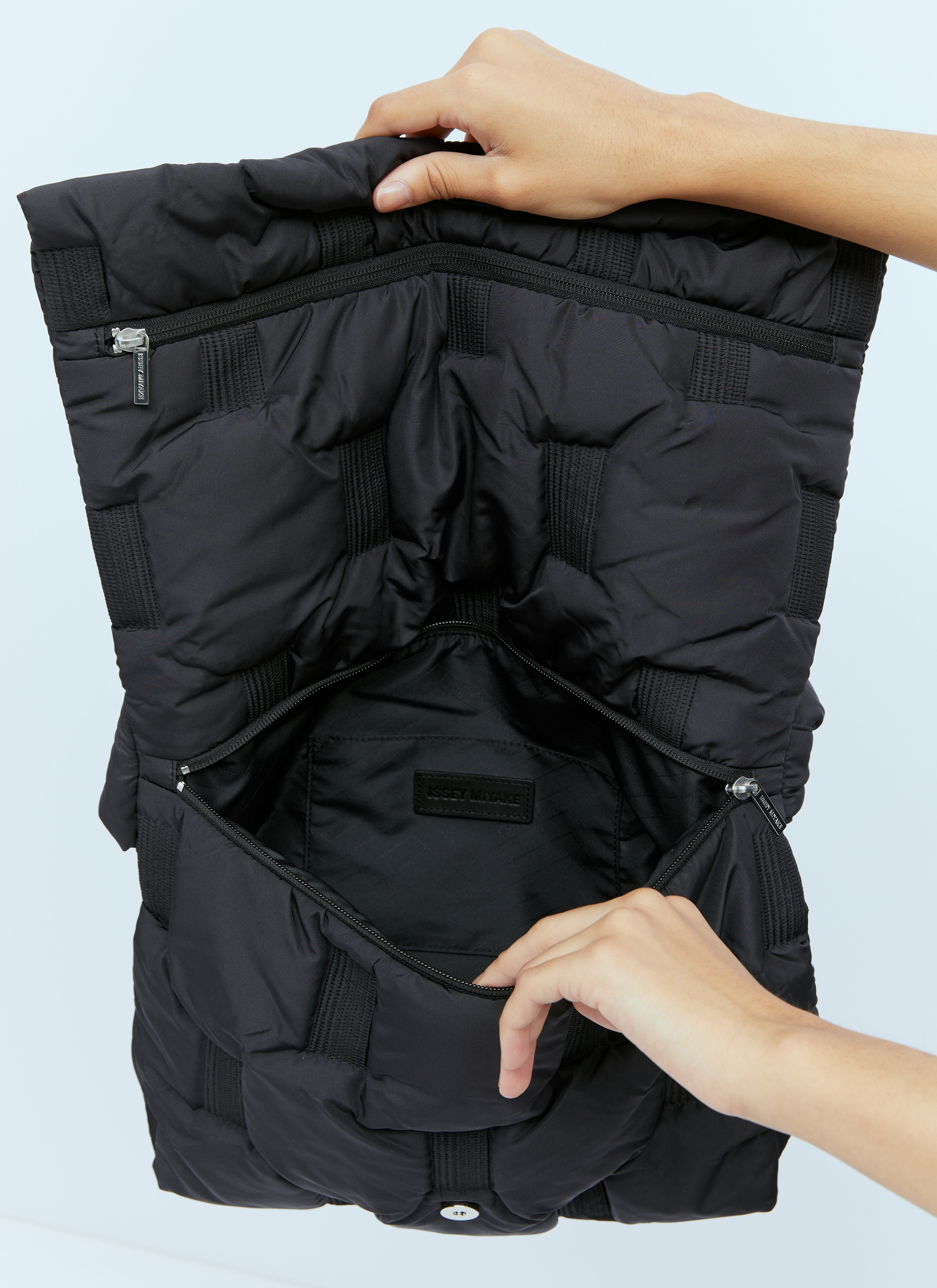 ISSEY MIYAKE Square Cushion Shoulder Bag | lncc | REVERSIBLE