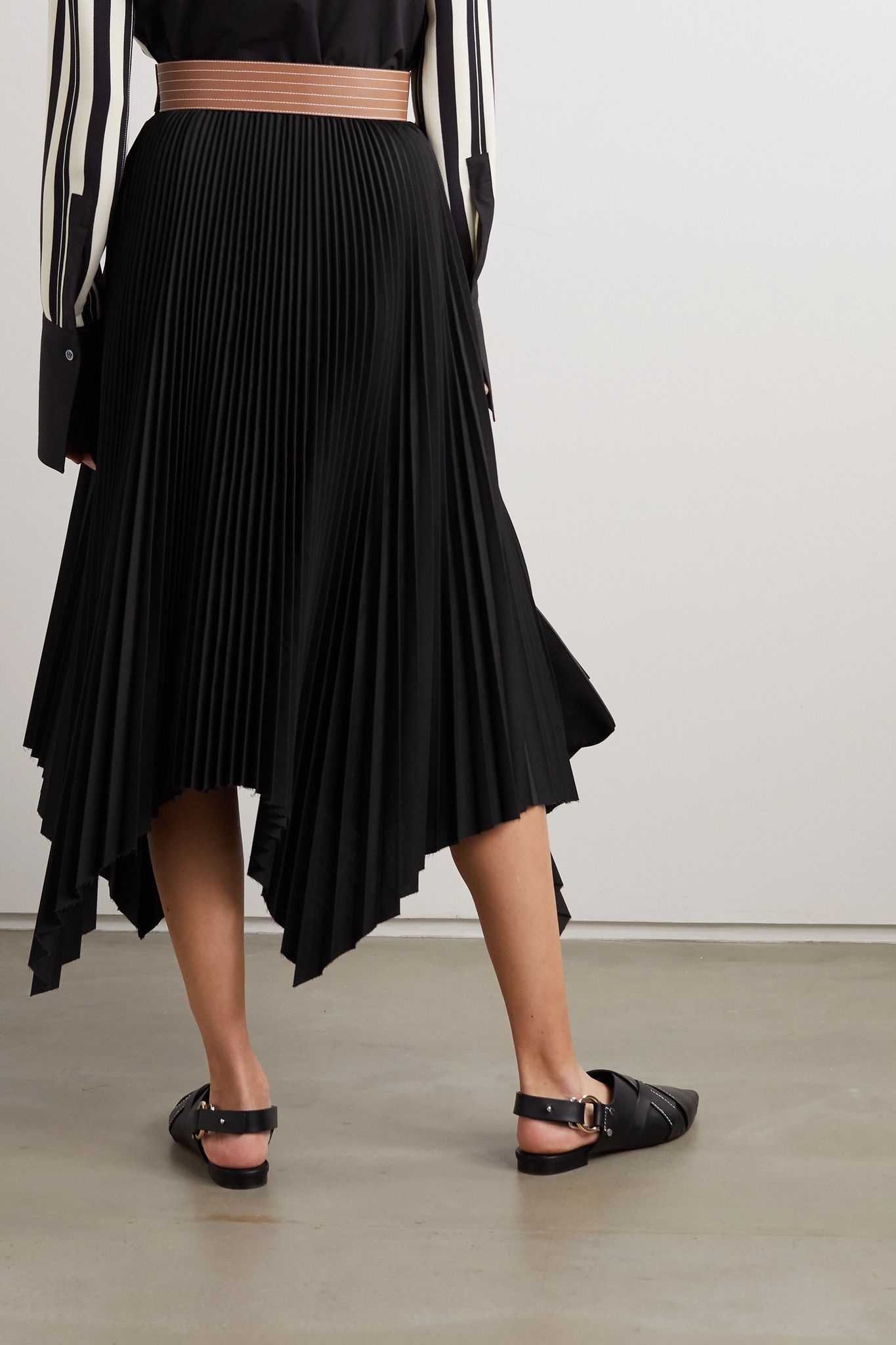 Leather-trimmed asymmetric pleated crepe midi skirt - 4