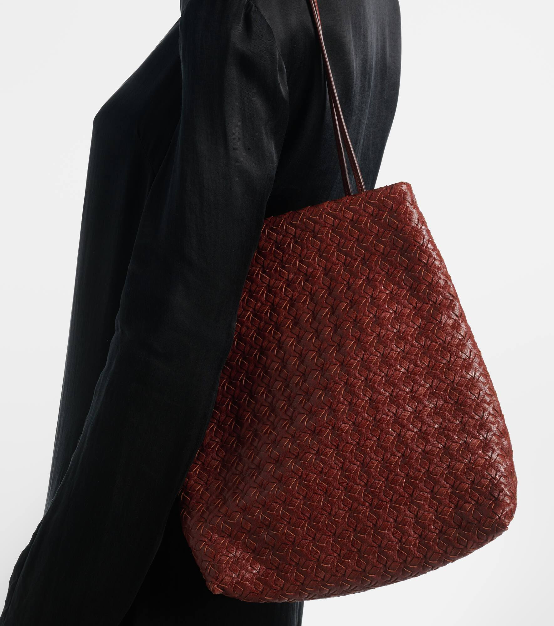 Lilou woven leather shoulder bag - 2