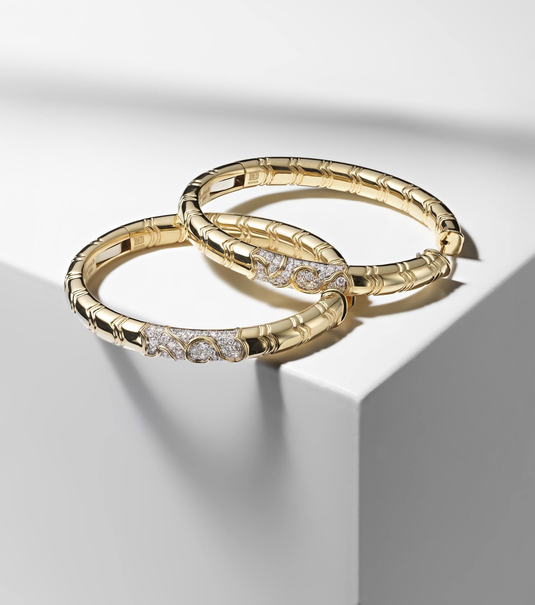 Ondine 18kt yellow gold hoop earrings with diamonds - 5