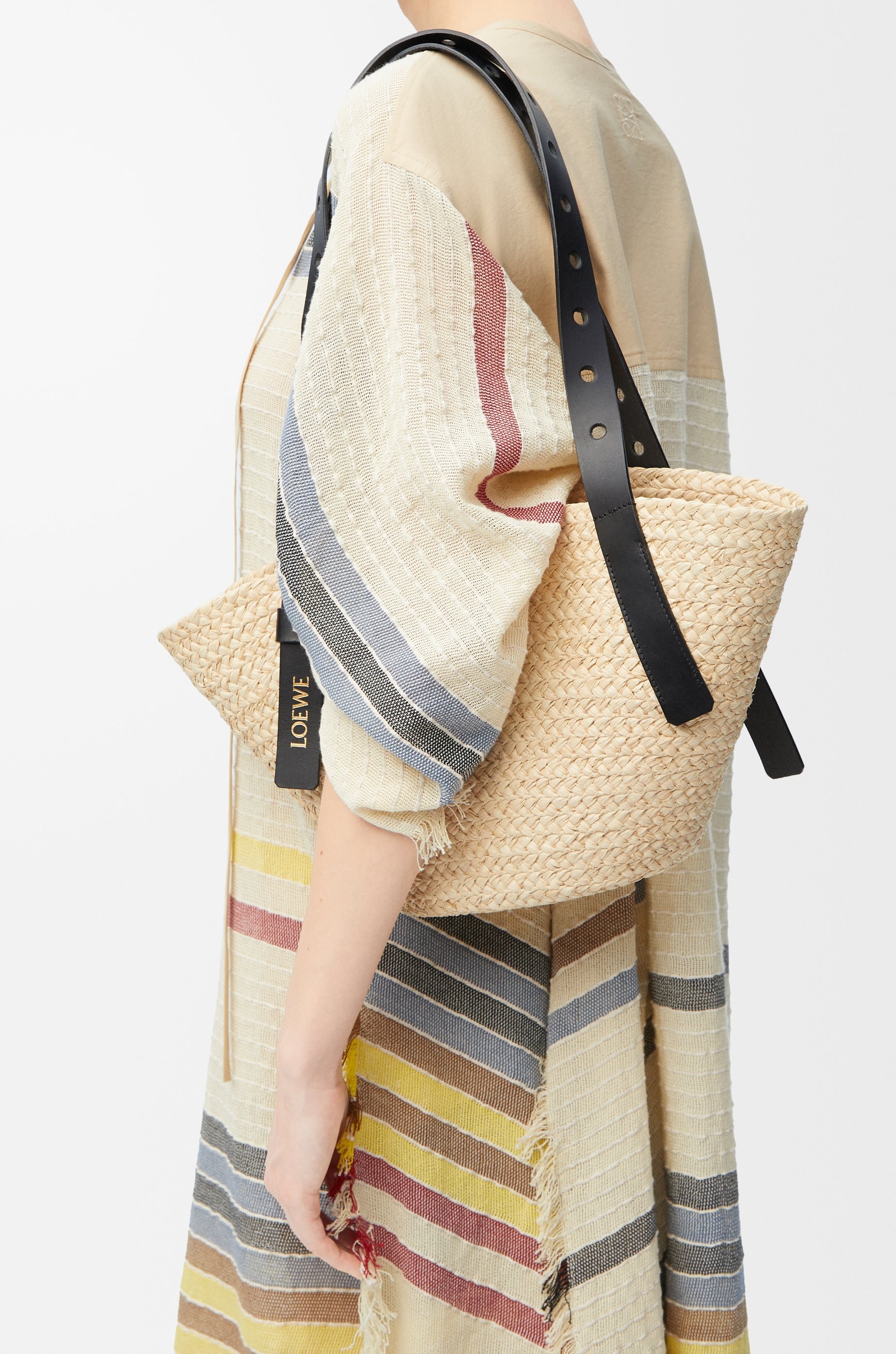 かごバッグ LOEWE Punch Hole small basket in raffia and calfskin Loewe x Paula's Ibiza Punch Hole Small Basket Shoulder Bag