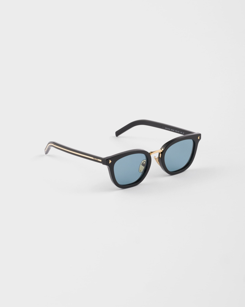 Sunglasses with the iconic metal plaque 3
