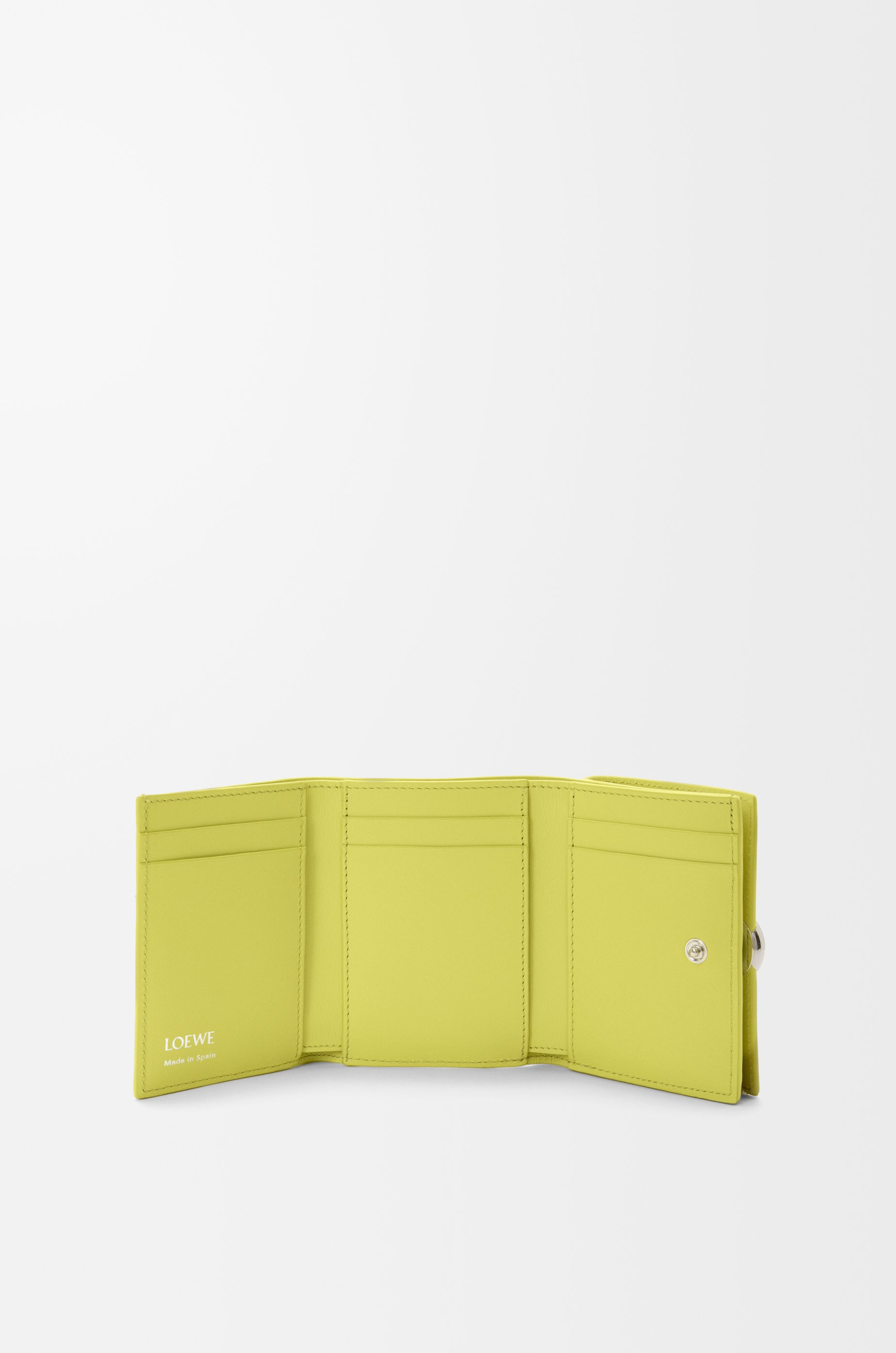 Pebble trifold wallet in shiny nappa calfskin - 2