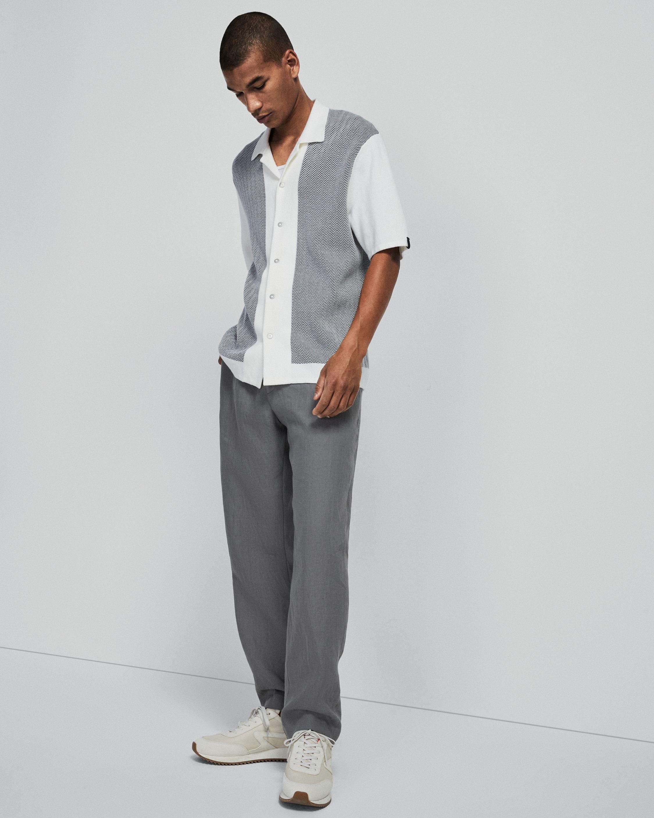 Avery Herringbone Snap Front Shirt
Classic Fit Shirt - 7
