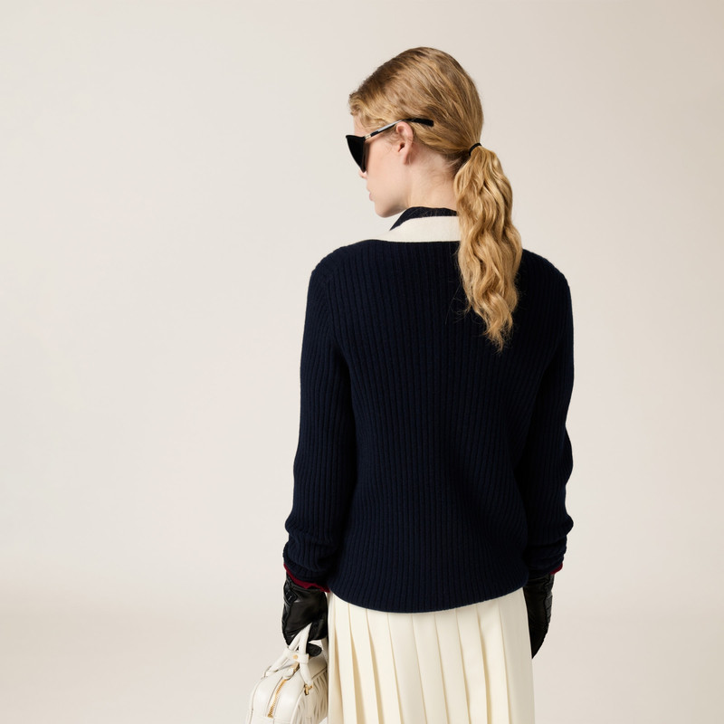 V-neck cashmere sweater 3