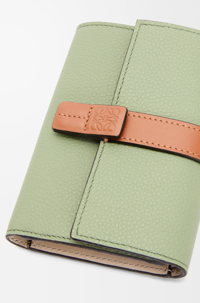 Small vertical wallet in soft grained calfskin 5