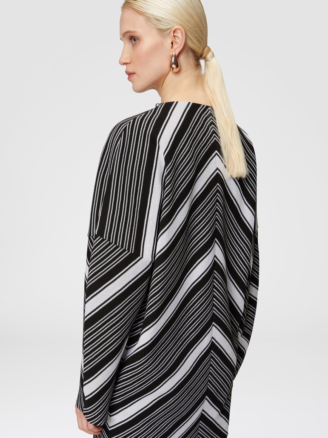 Mini-dress with oversized sleeves and plunging V-neckline - 4