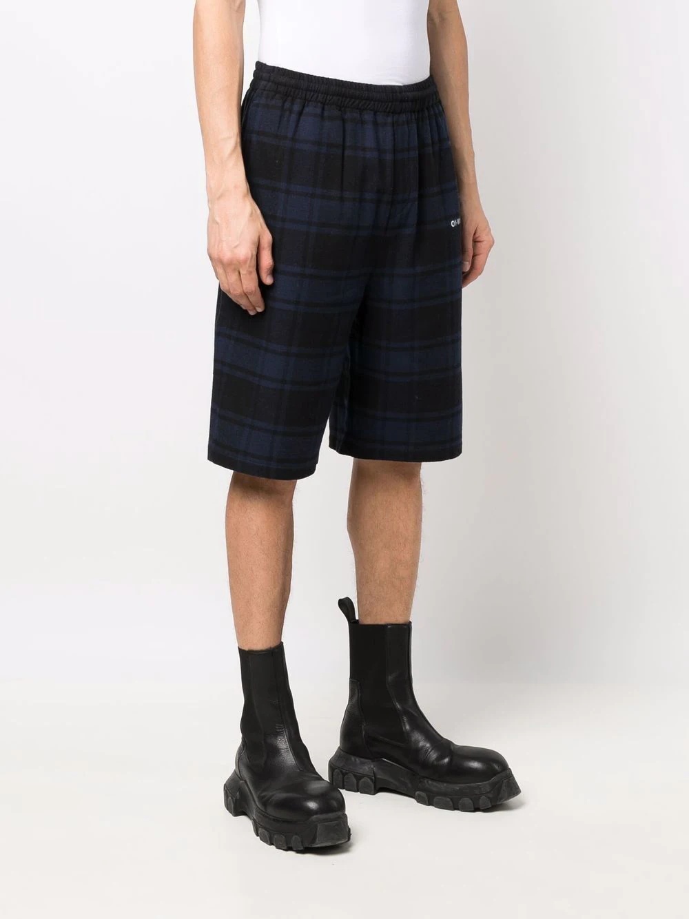 Arrows logo-print tartan shorts - 3