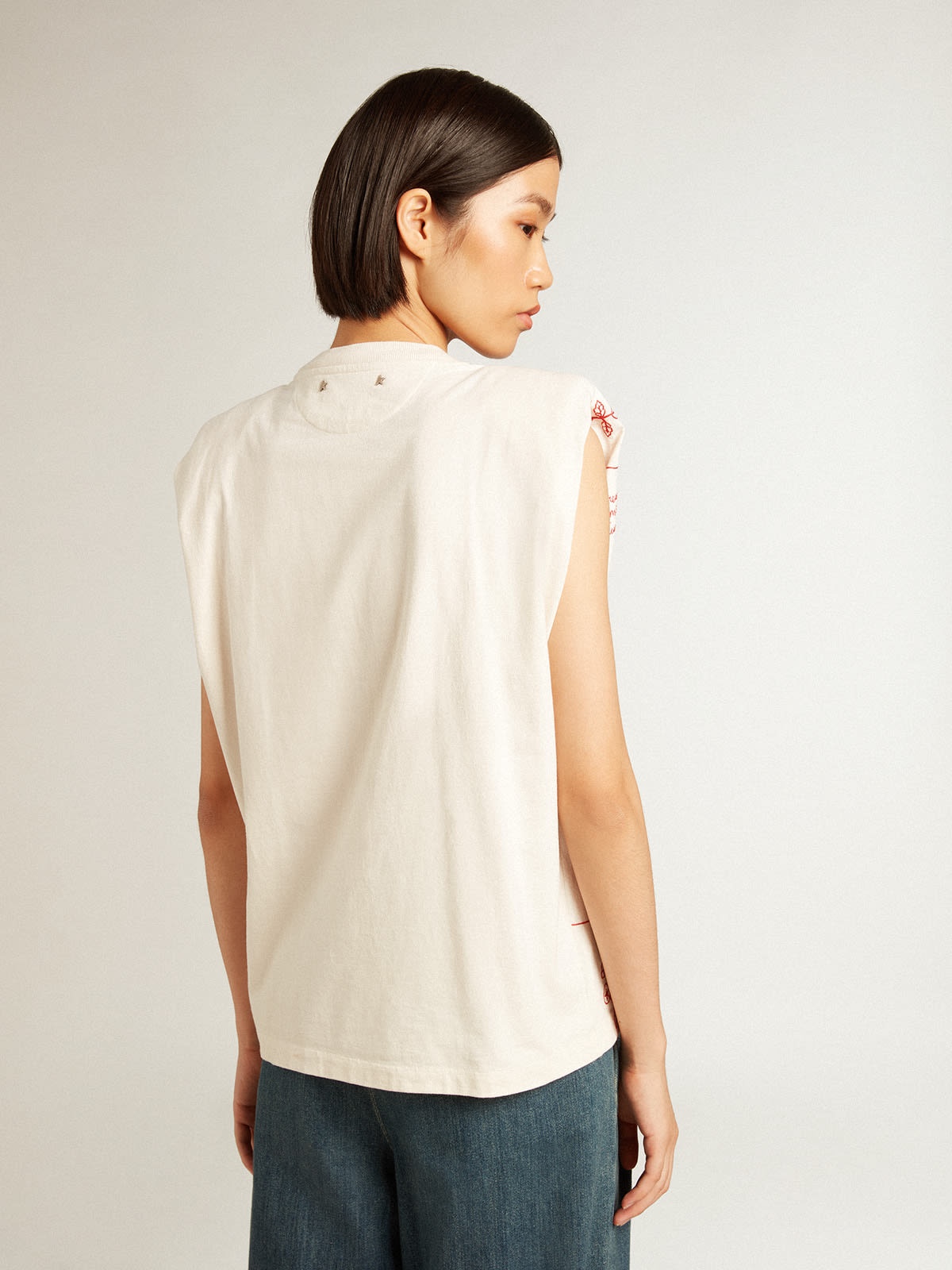 Aged white sleeveless T-shirt with red embroidery on the front - 4