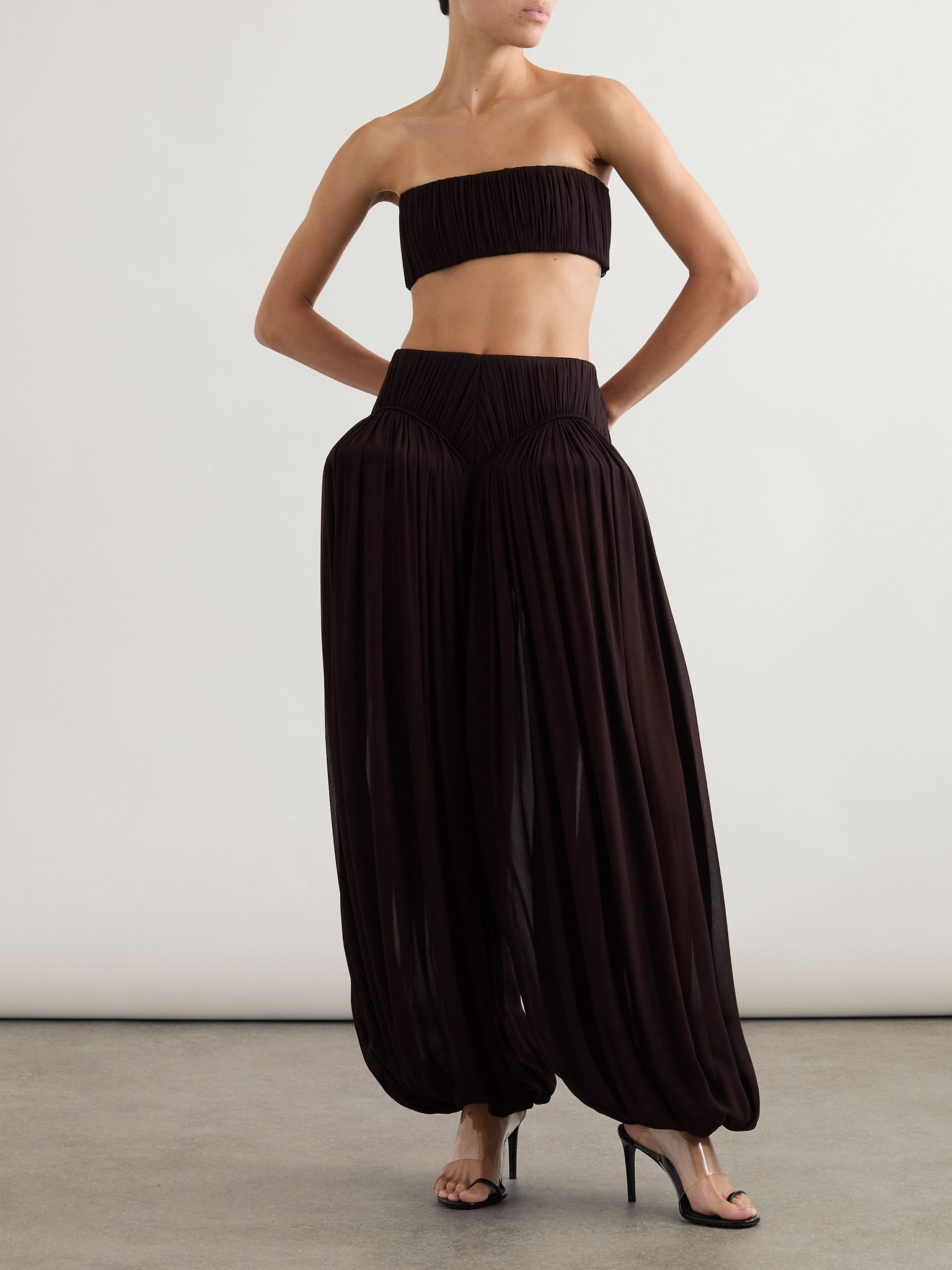 Pleated crepe tapered pants Dark brown - 2