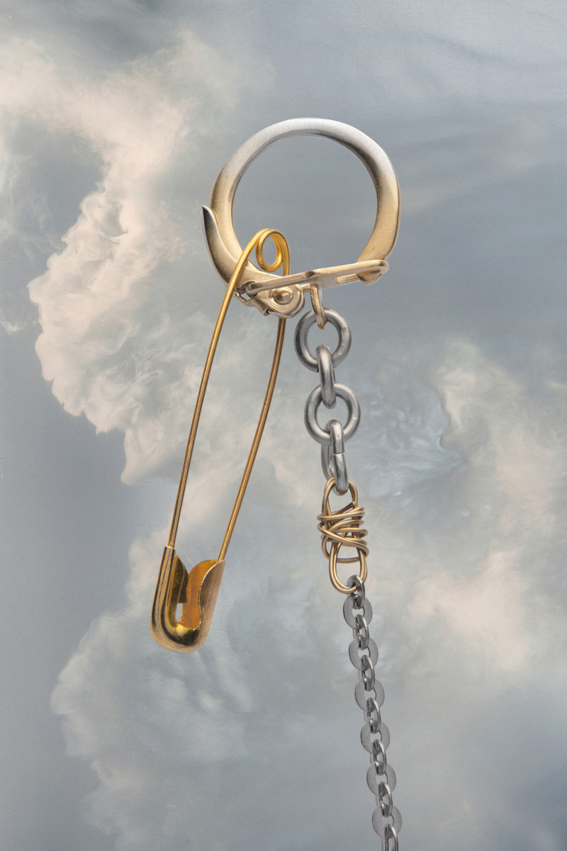 Maison Margiela Safety pin chain brooch outlook