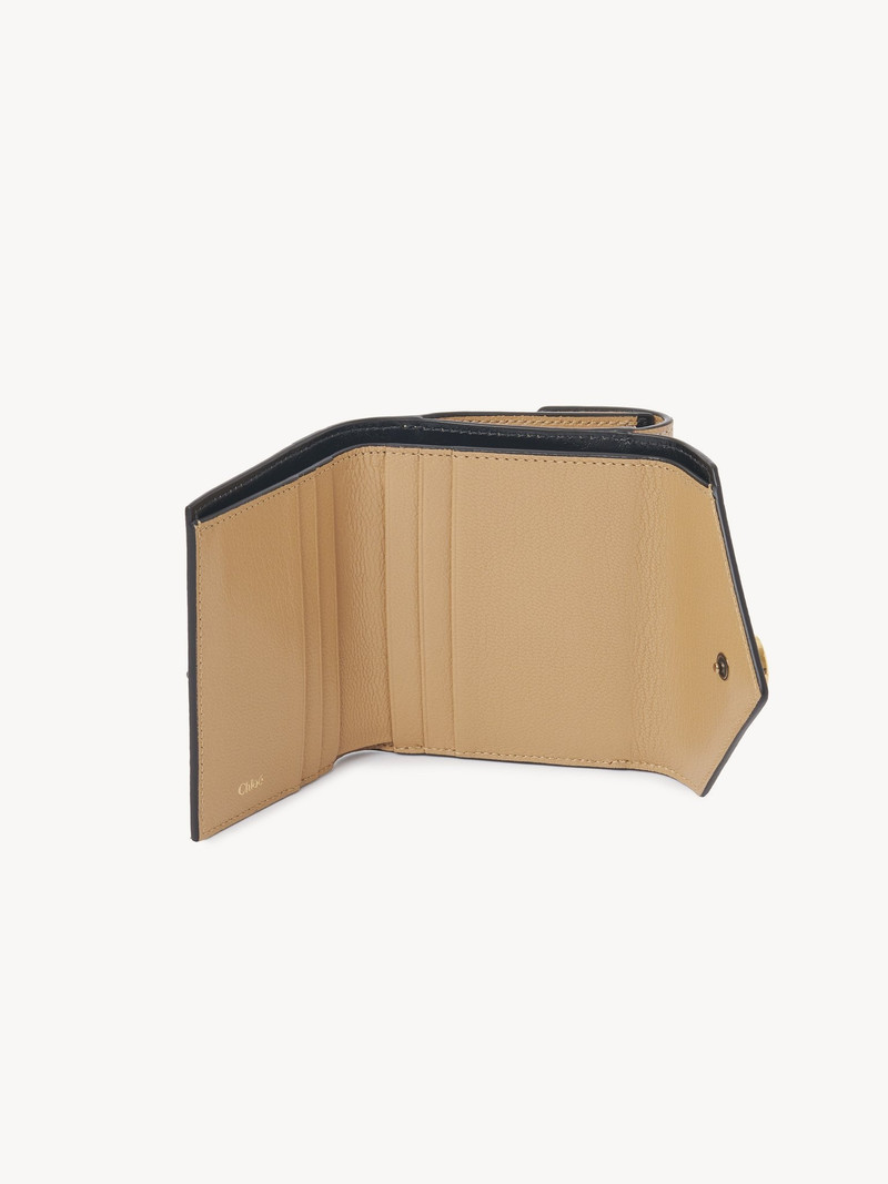 Chloé SMALL ENVELOPE TRI-FOLD IN GRAINED LEATHER outlook