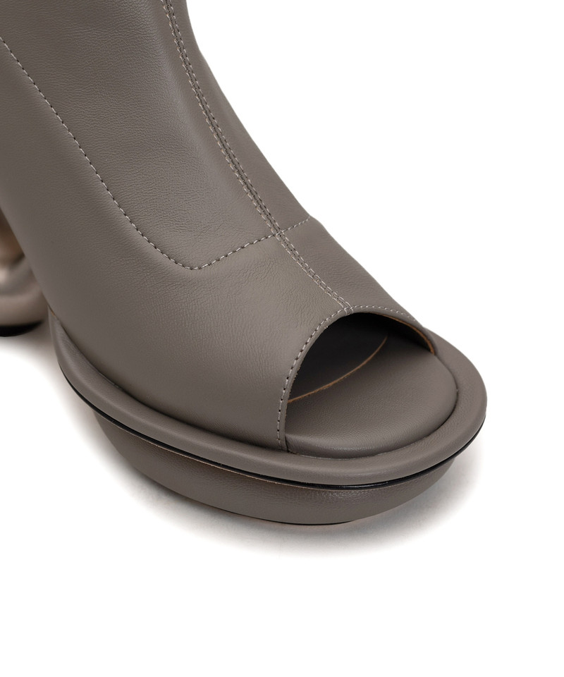 Duck Heel Boots 19