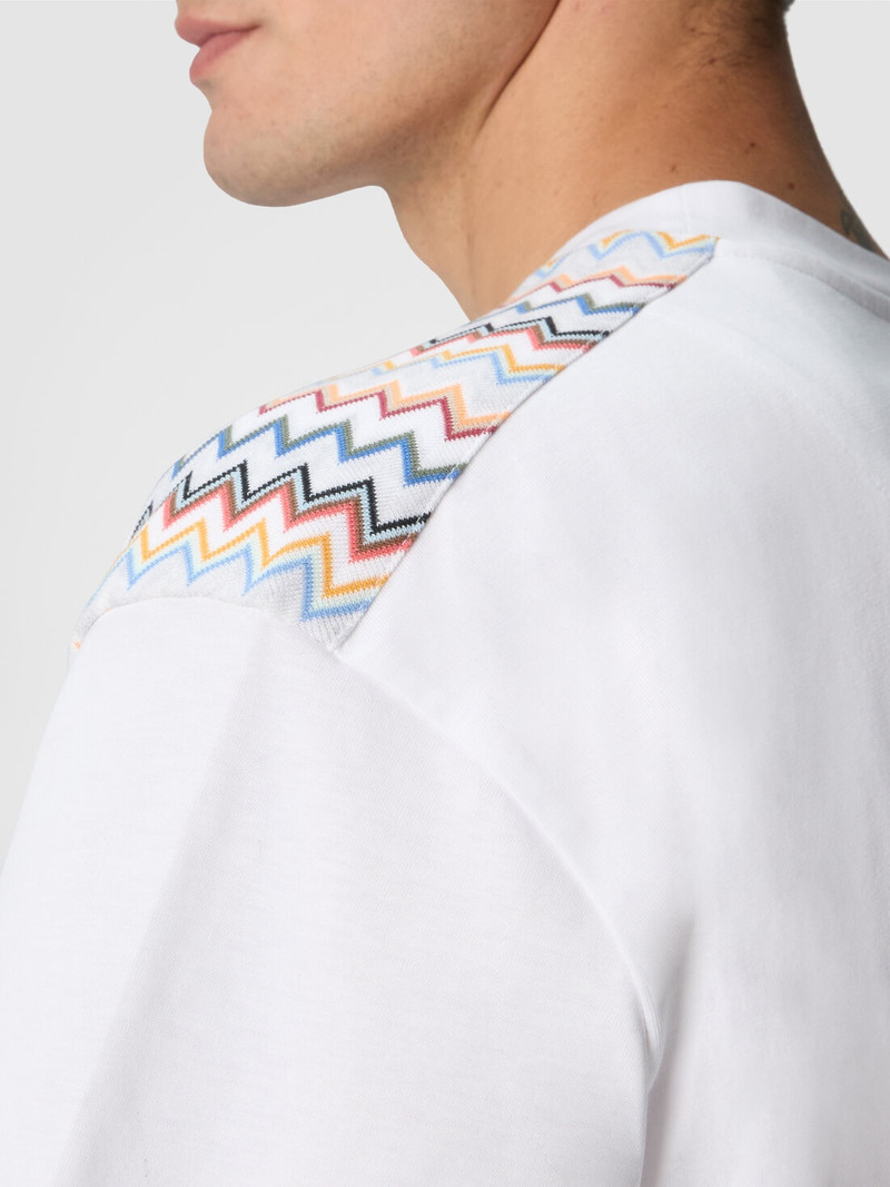 Cotton crewneck T-shirt with chevron inserts on the shoulders 5