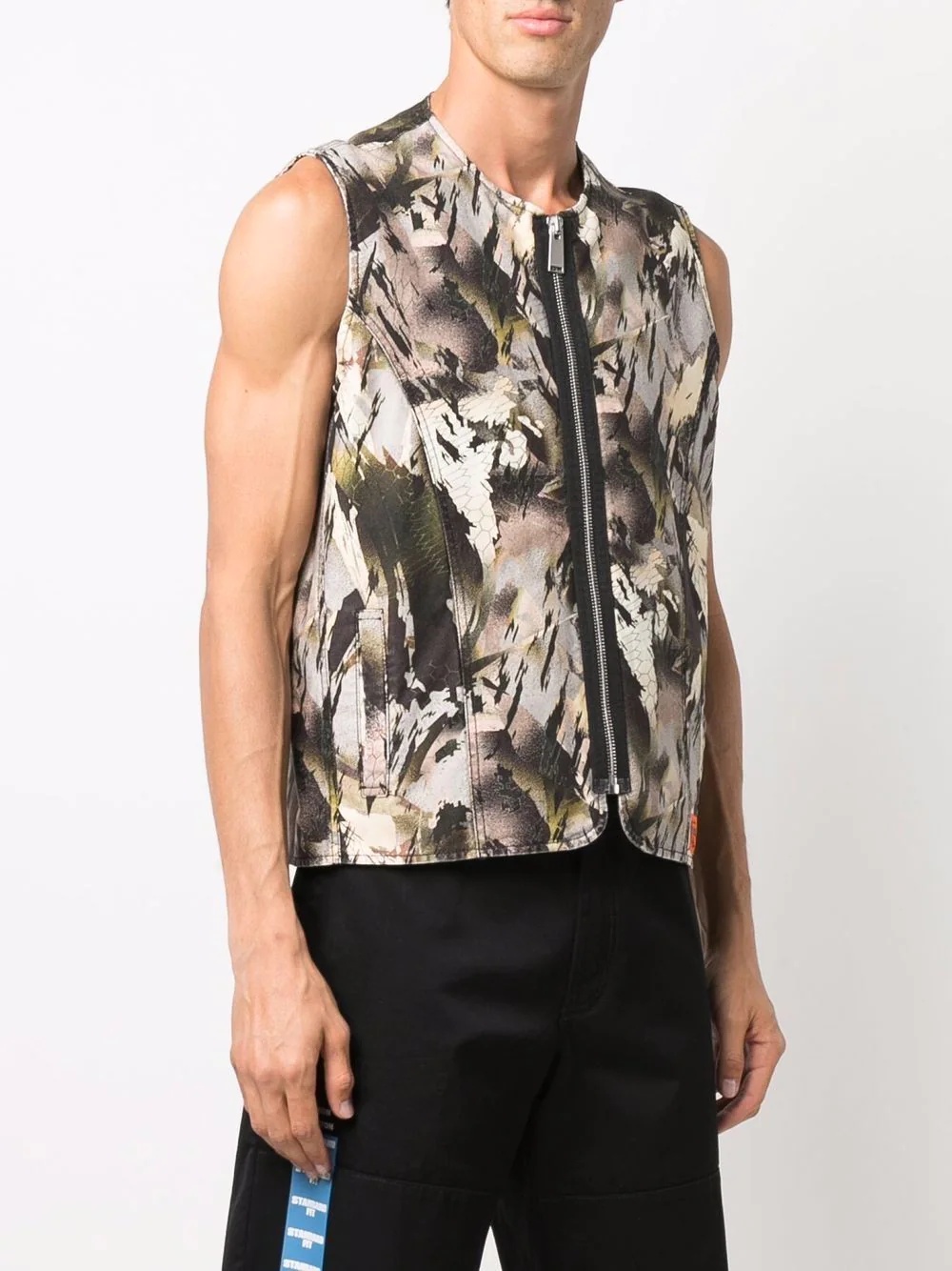 camouflage-print zipped gilet - 3