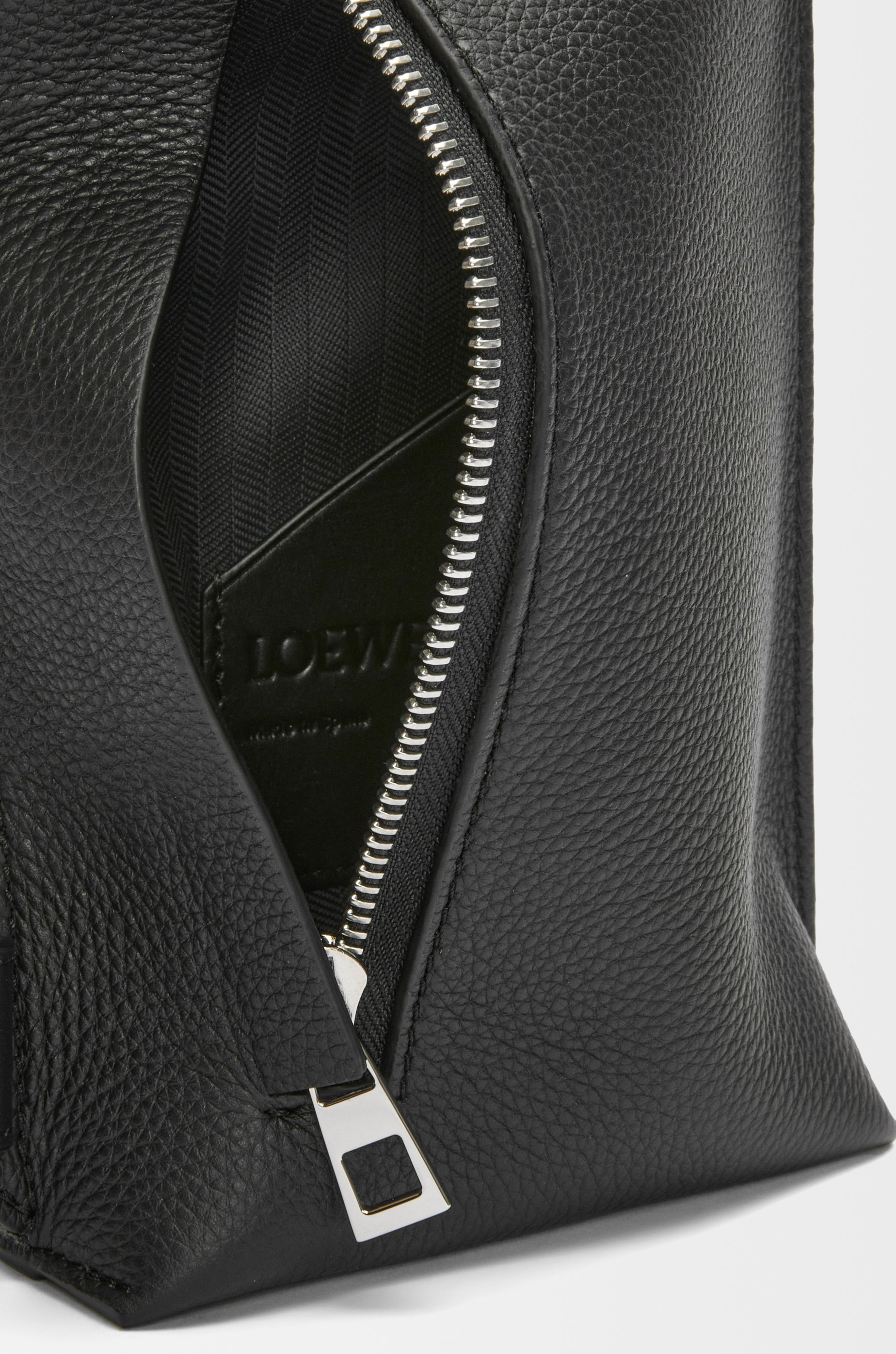 Vertical T Pocket in soft grained calfskin - 5