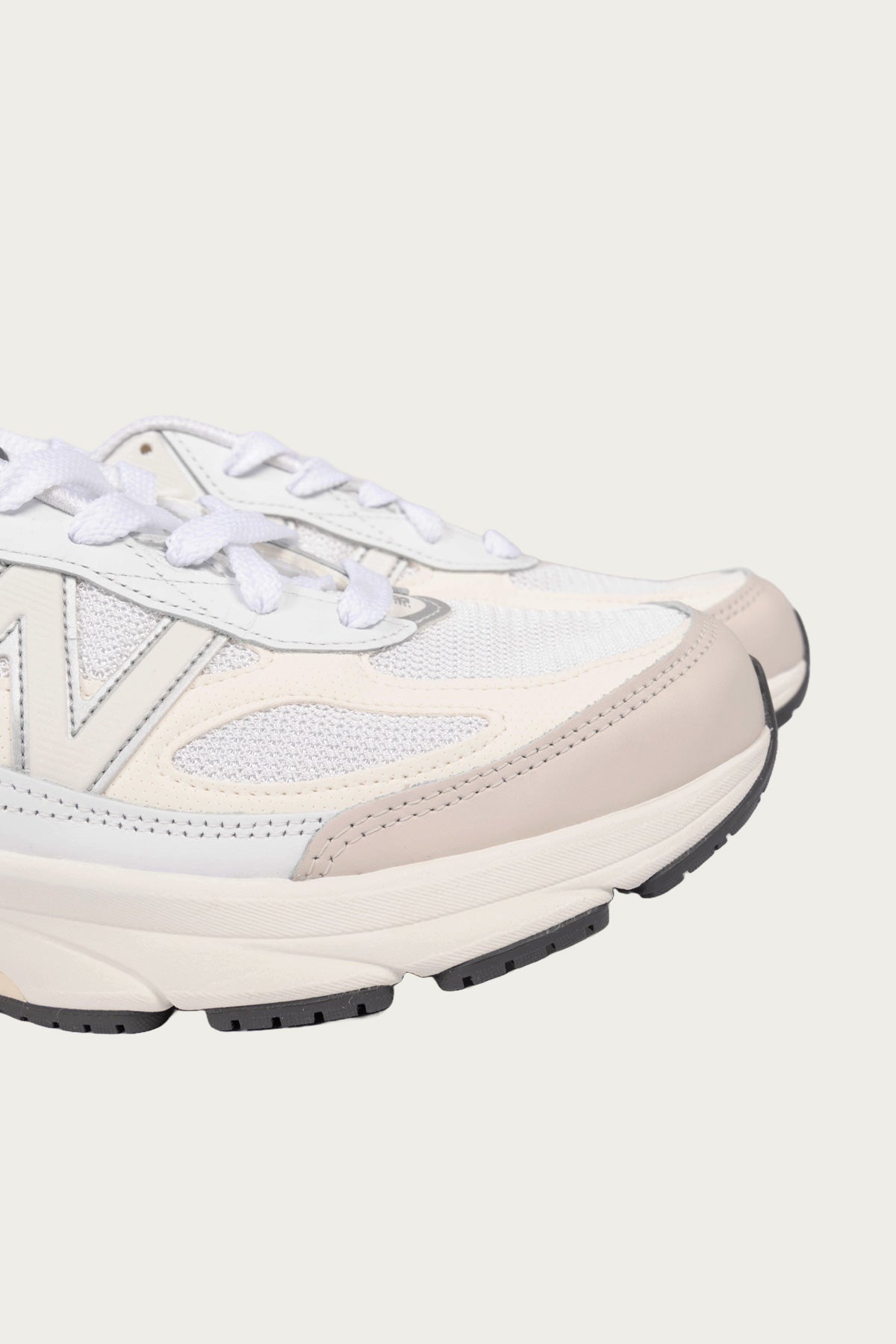 990v6 - White - 5