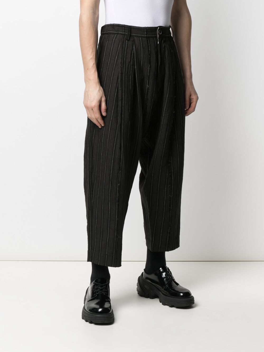 cropped pinstripe-pattern trousers - 3