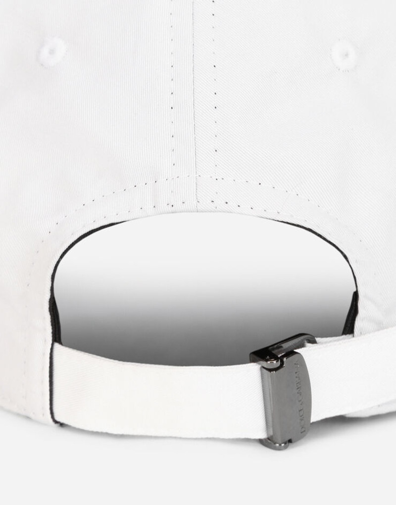 Baseball cap with branded plate 4