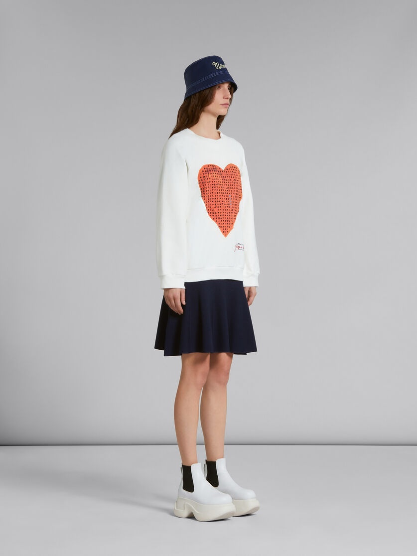 WHITE SWEATSHIRT WITH WORDSEARCH HEART PRINT - 5