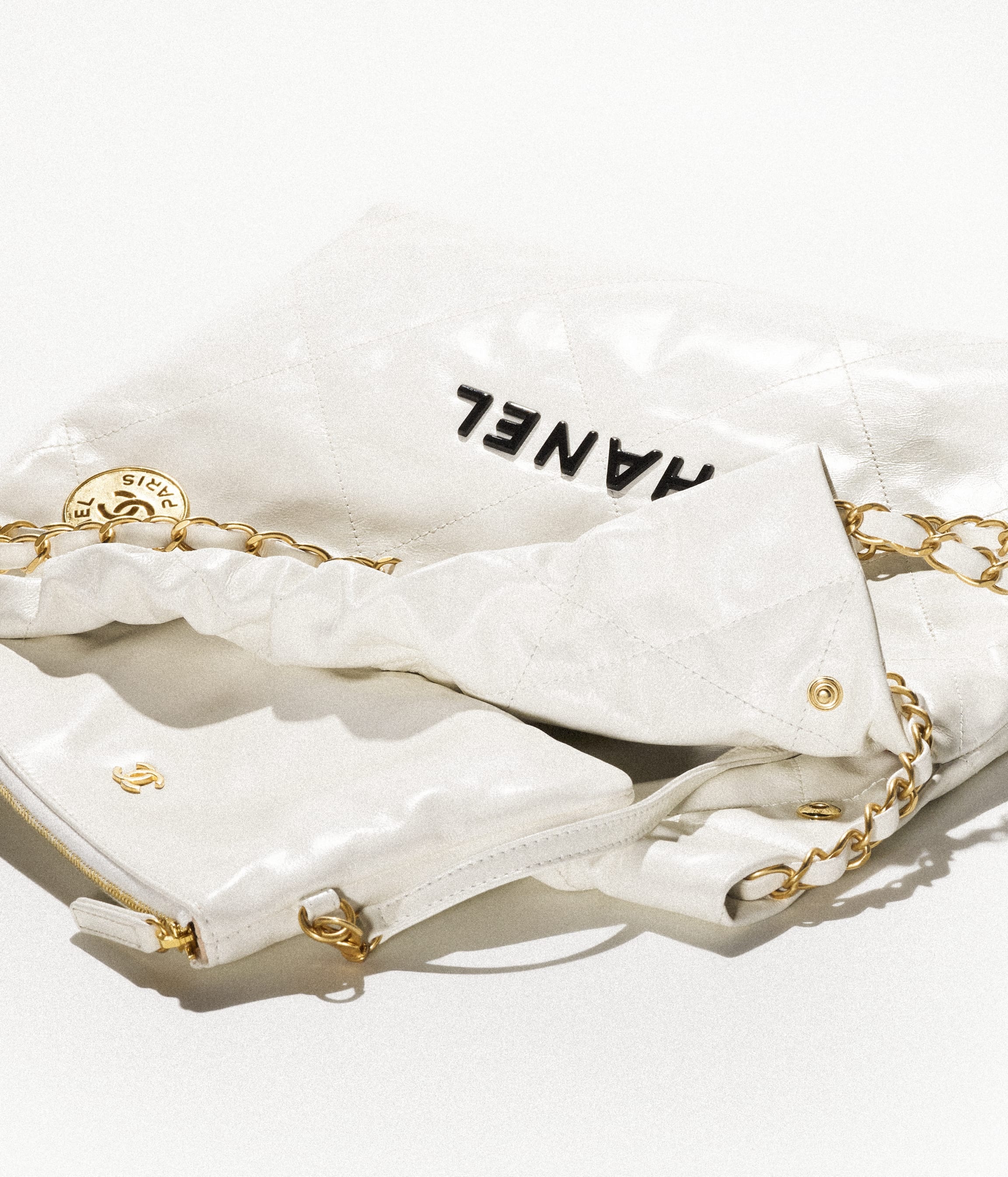 CHANEL 22 Small Handbag - 3