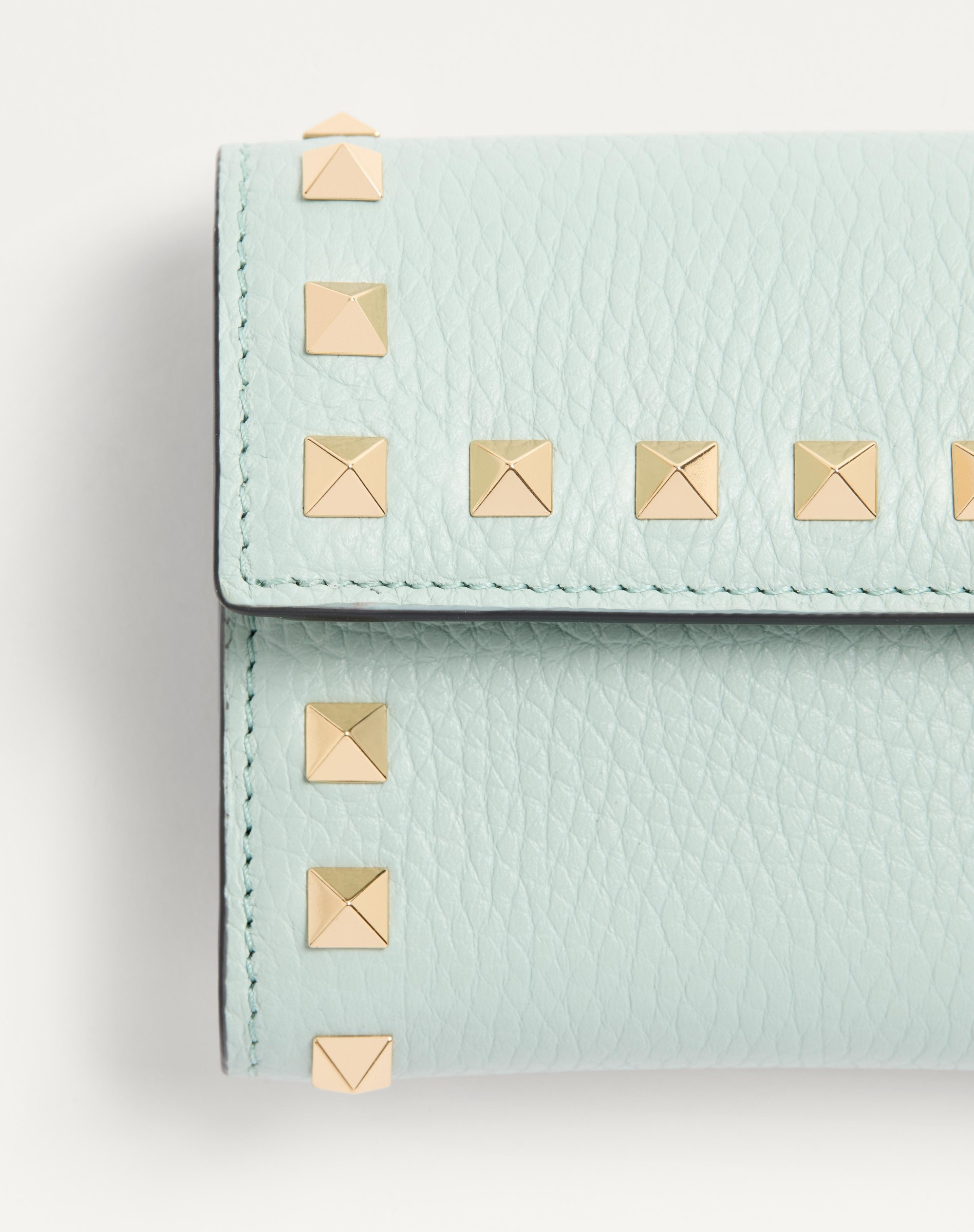 ROCKSTUD TRIFOLD WALLET IN GRAINY CALFSKIN - 2