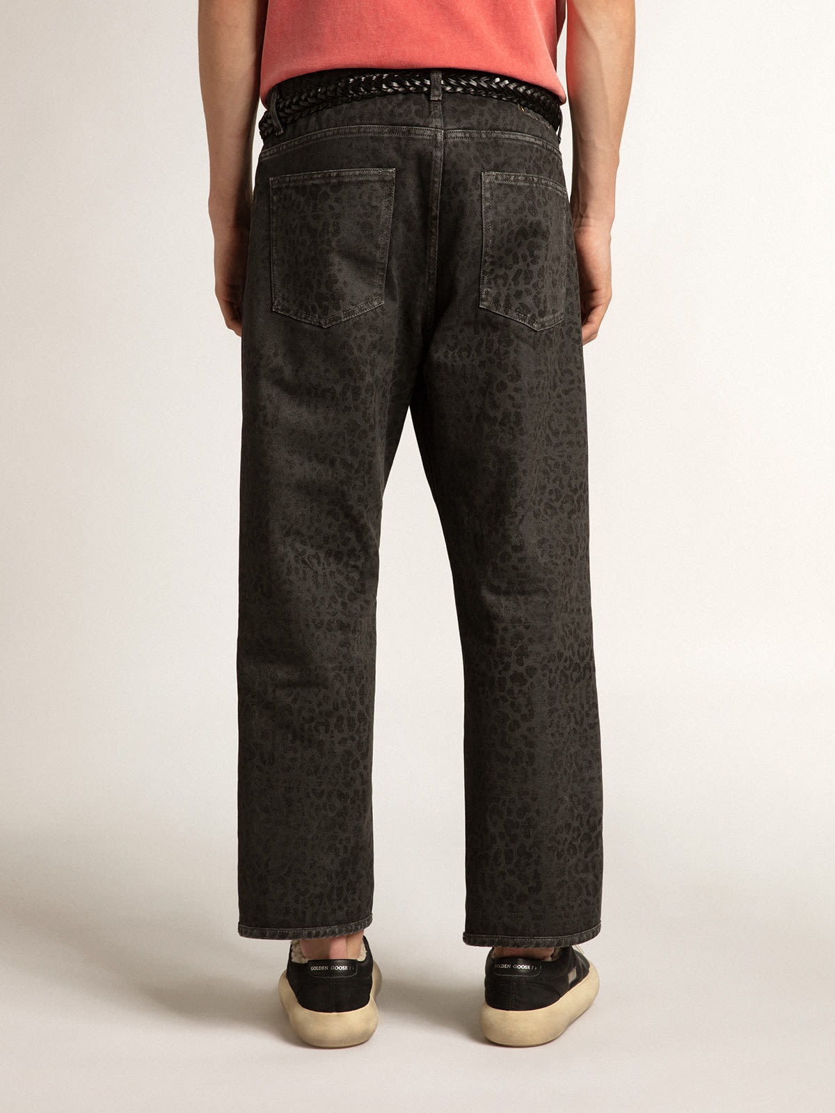 Men’s gray jeans with leopard print - 4